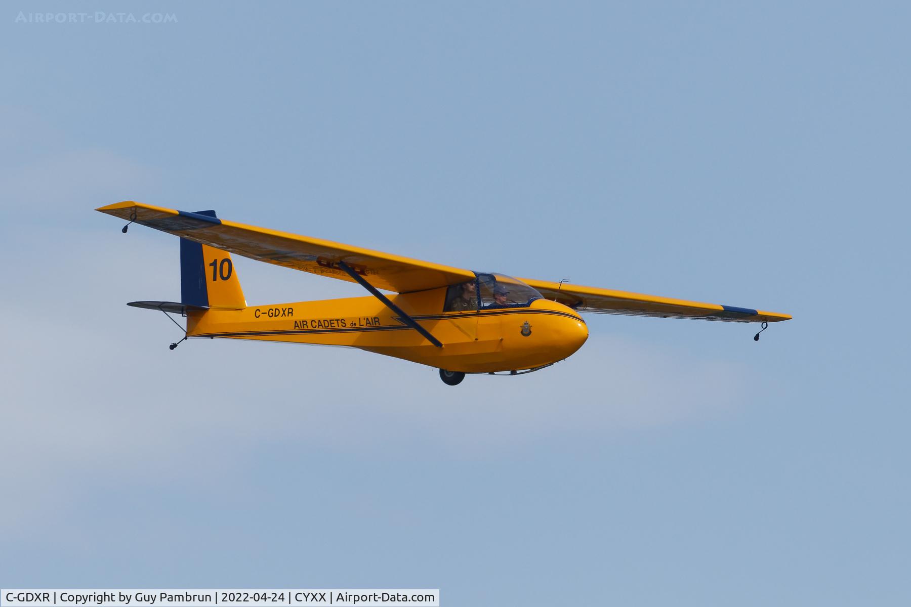 C-GDXR, 1976 Schweizer SGS 2-33A C/N 424, Air Cadets landing on 19