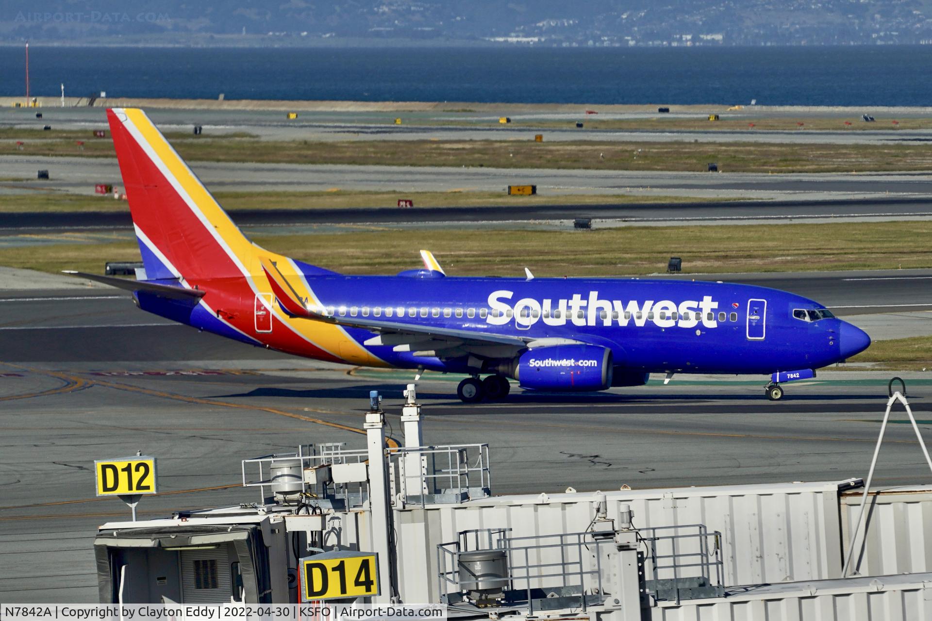 N7842A, 2000 Boeing 737-73V C/N 30237, SFO 2022.