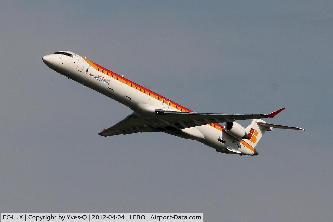 EC-LJX, 2010 Bombardier CRJ-1000ER NG (CL-600-2E25) C/N 19008, Bombardier CRJ-1000, Climbing from rwy 32R, Toulouse-Blagnac Airport (LFBO-TLS)