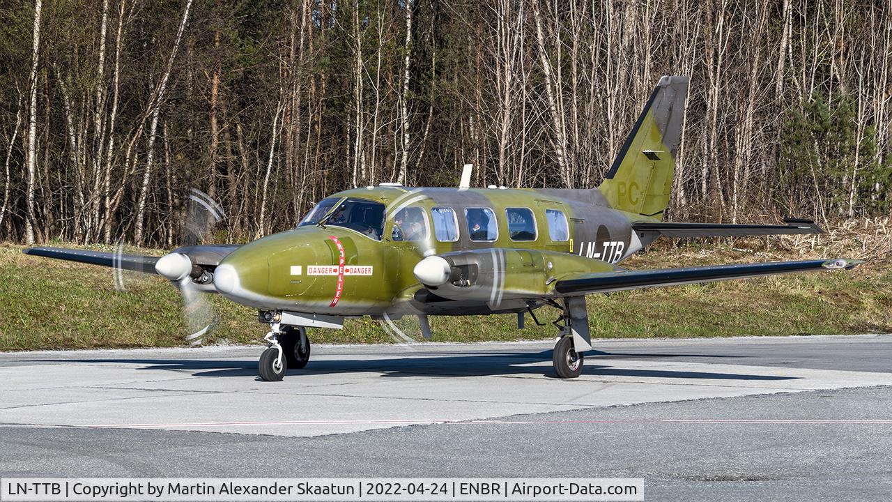 LN-TTB, 1982 Piper PA-31-350 Navajo Chieftain C/N 31-8252077, Started up before departure.