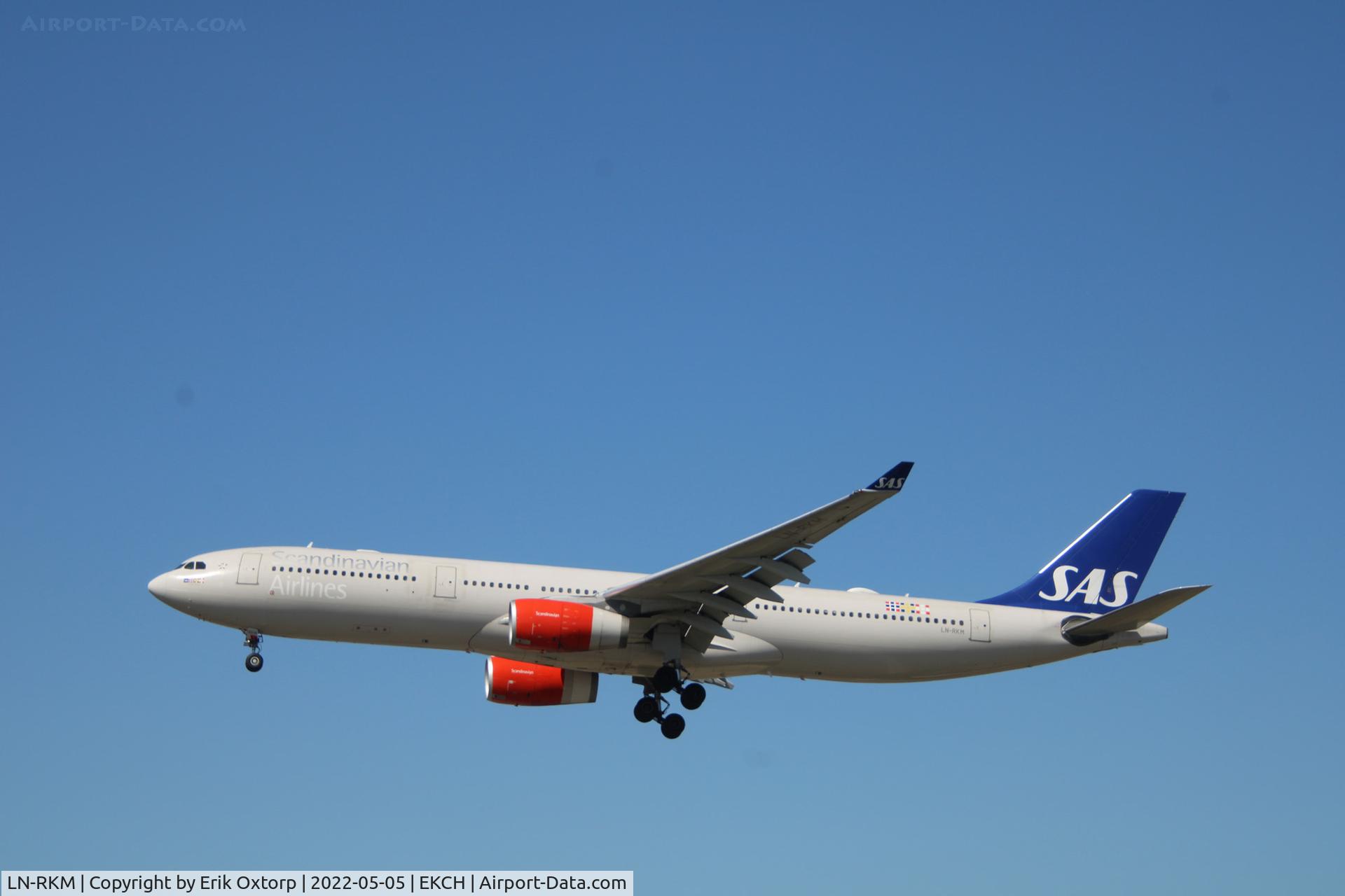 LN-RKM, 2002 Airbus A330-343X C/N 496, LN-RKM landing rw 22L