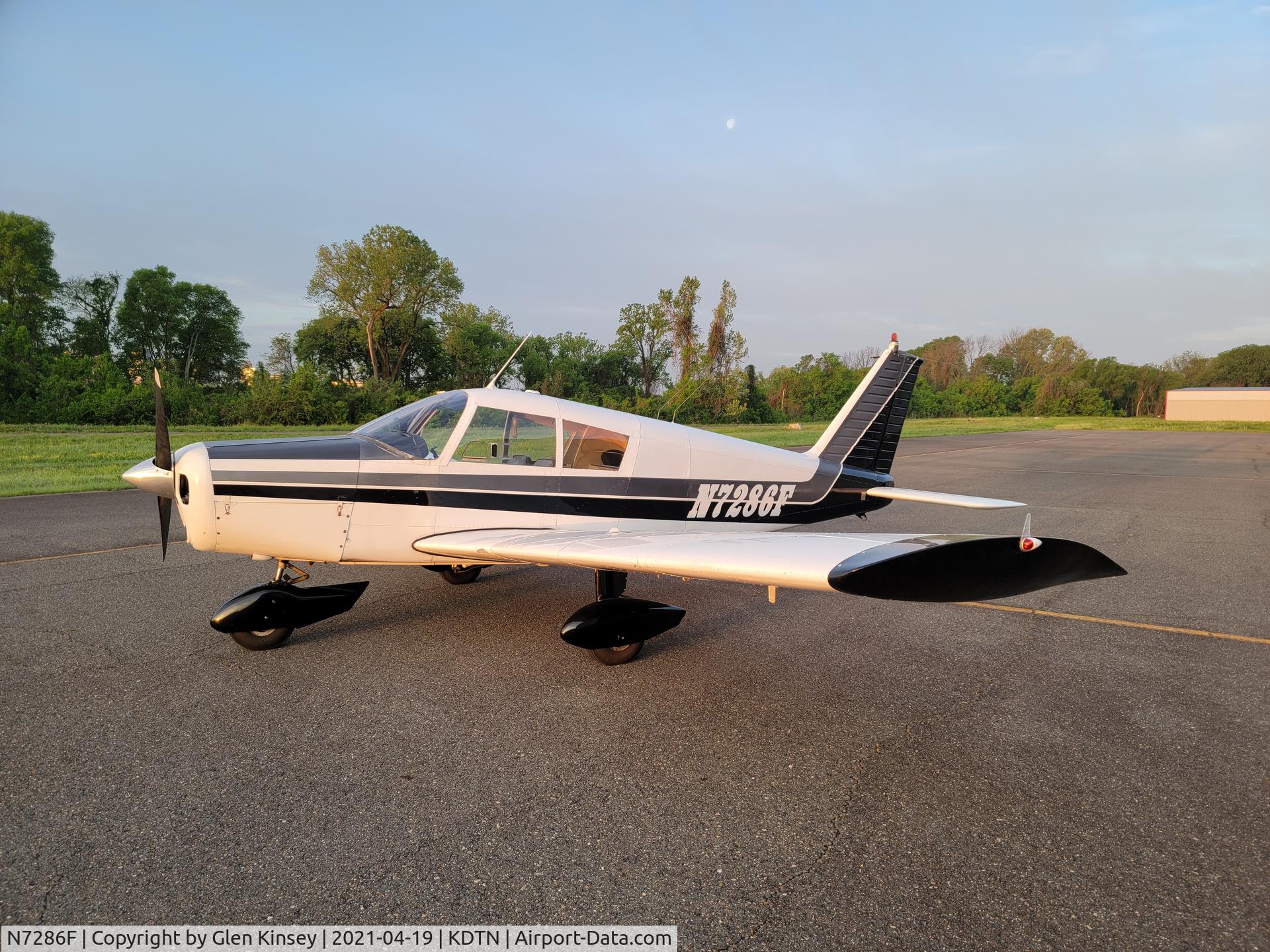 N7286F, 1968 Piper PA-28-140 C/N 28-25199, N7286F morning preflight