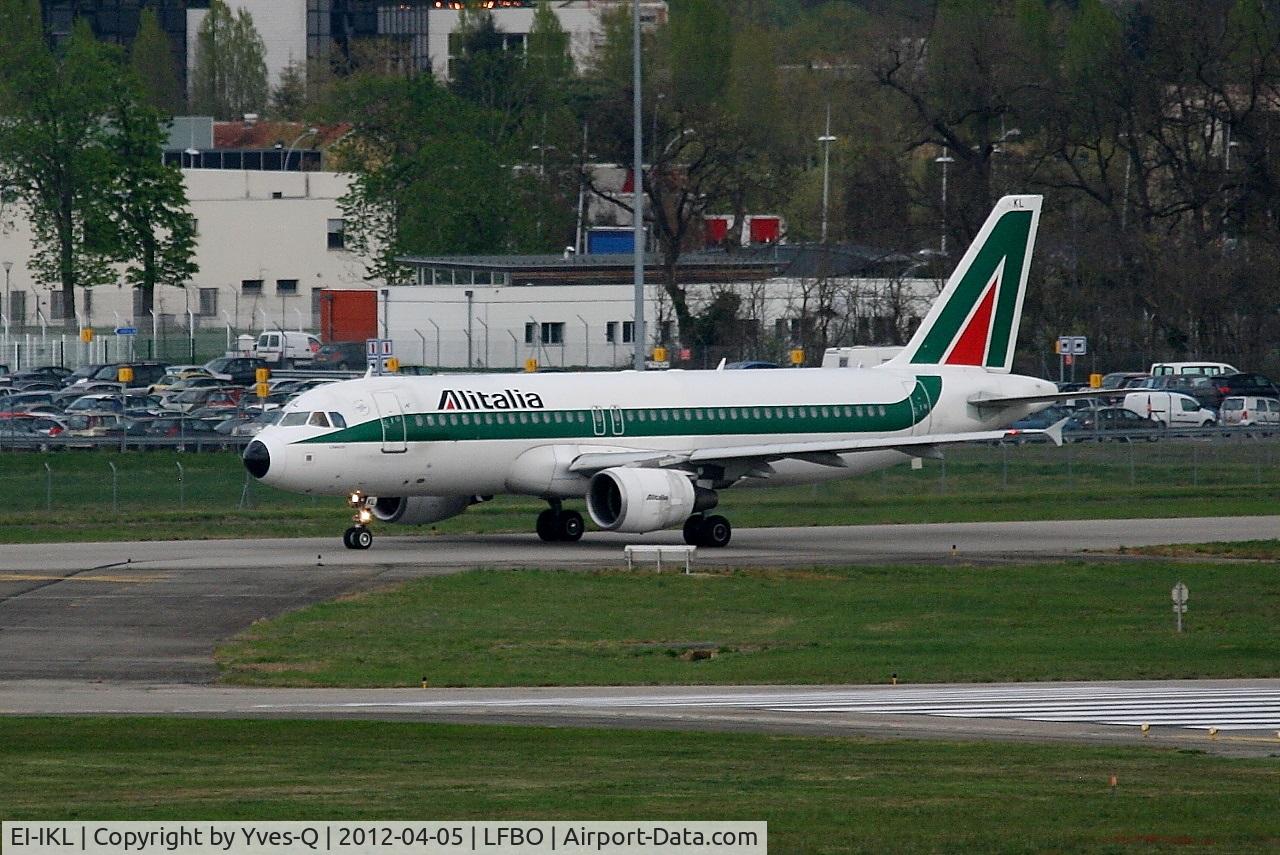 EI-IKL, 2001 Airbus A320-214 C/N 1489, Airbus A320-214, Taxiing to holding point rwy 14L, Toulouse Blagnac Airport (LFBO-TLS)