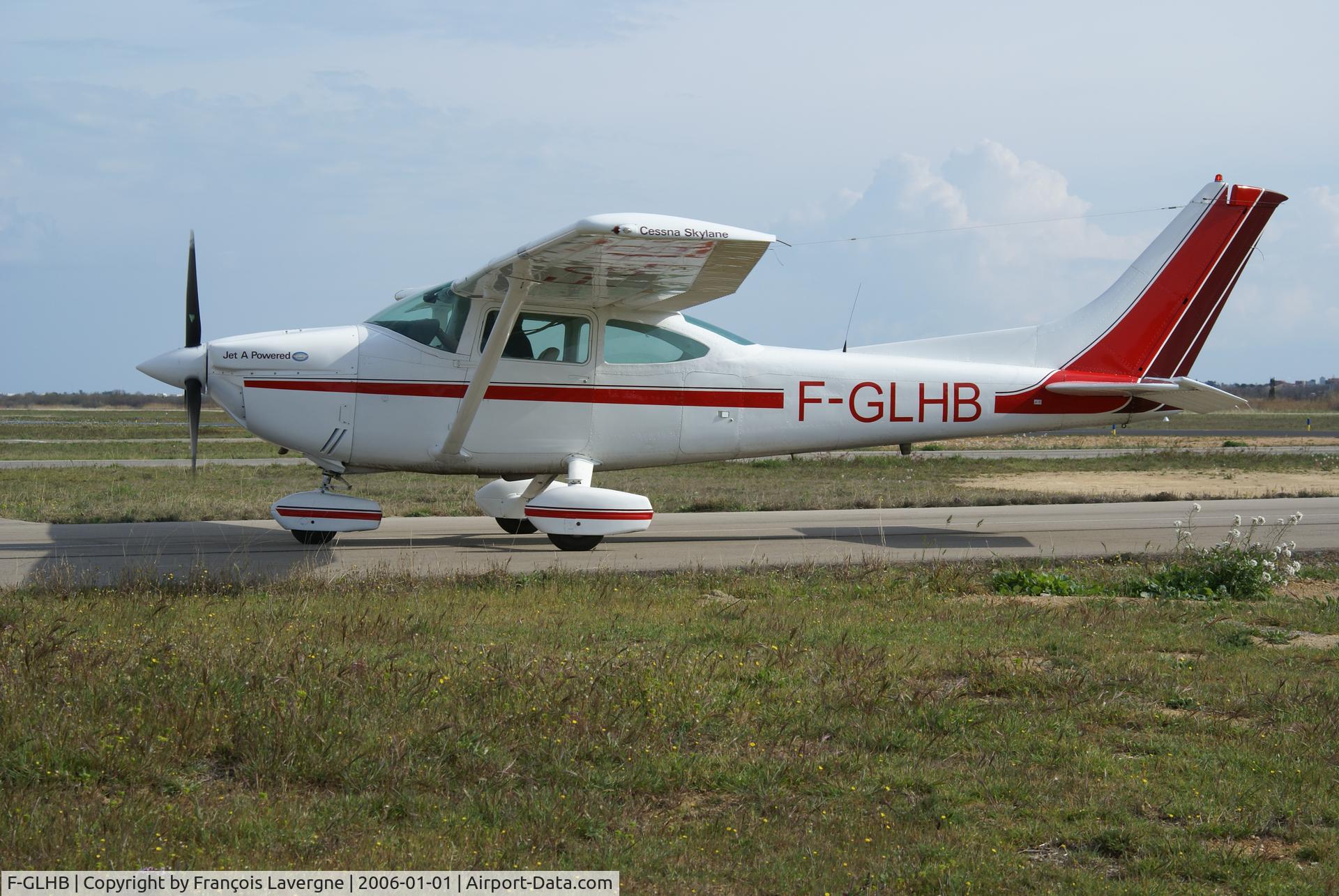 F-GLHB, Reims F182P Skylane C/N 0008, Aéroport de Montpellier
F-GLHB faisait partie de la flotte de l'aéroclub de Montpellier (2006)