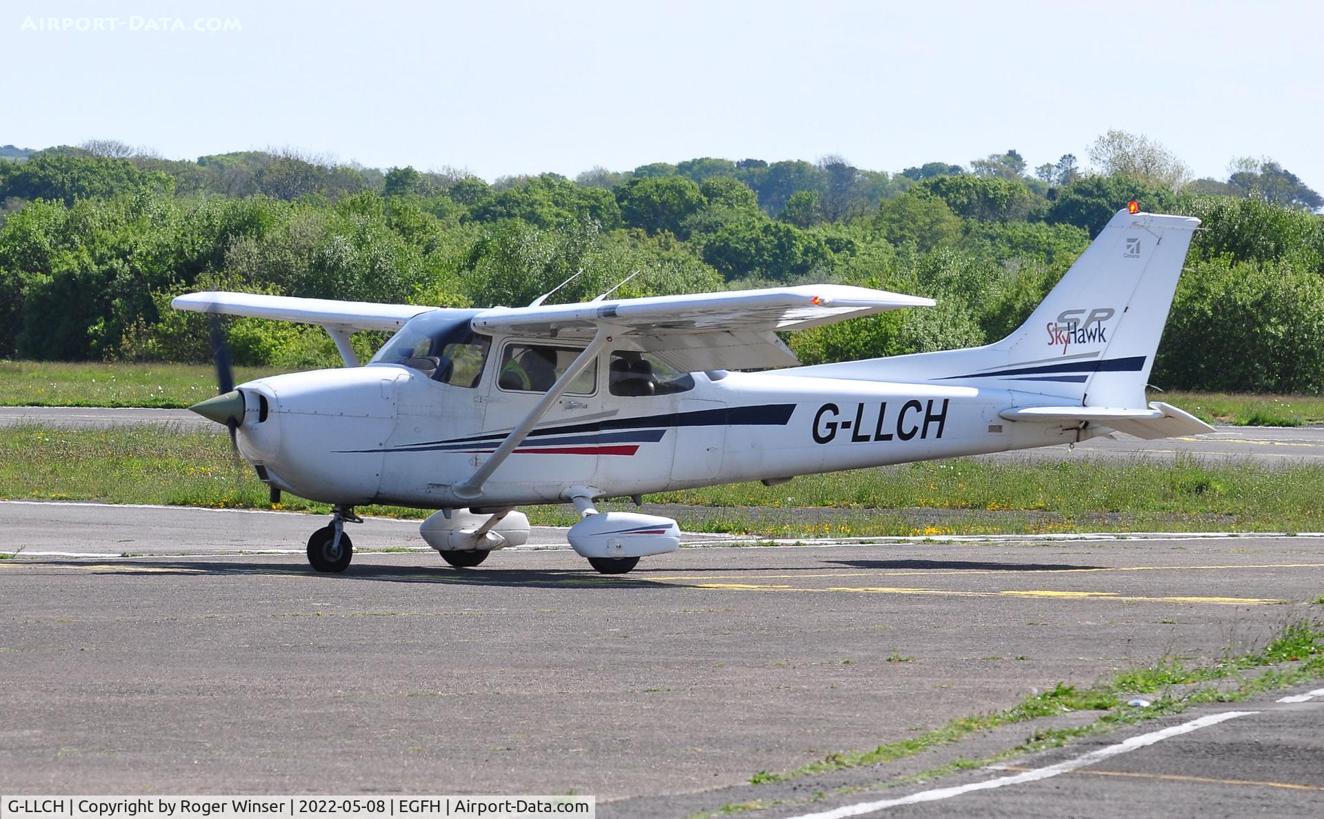 G-LLCH, 2001 Cessna 172S Skyhawk SP C/N 172S8822, Visiting Skyhawk.