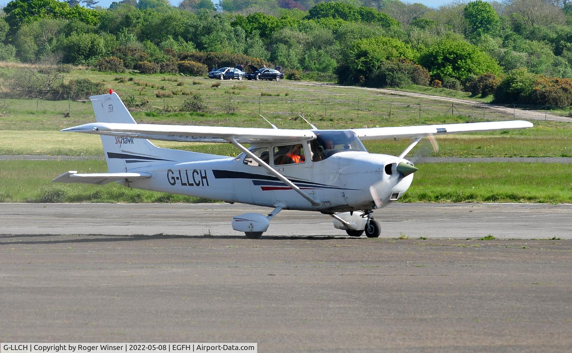G-LLCH, 2001 Cessna 172S Skyhawk SP C/N 172S8822, Visiting Skyhawk.
