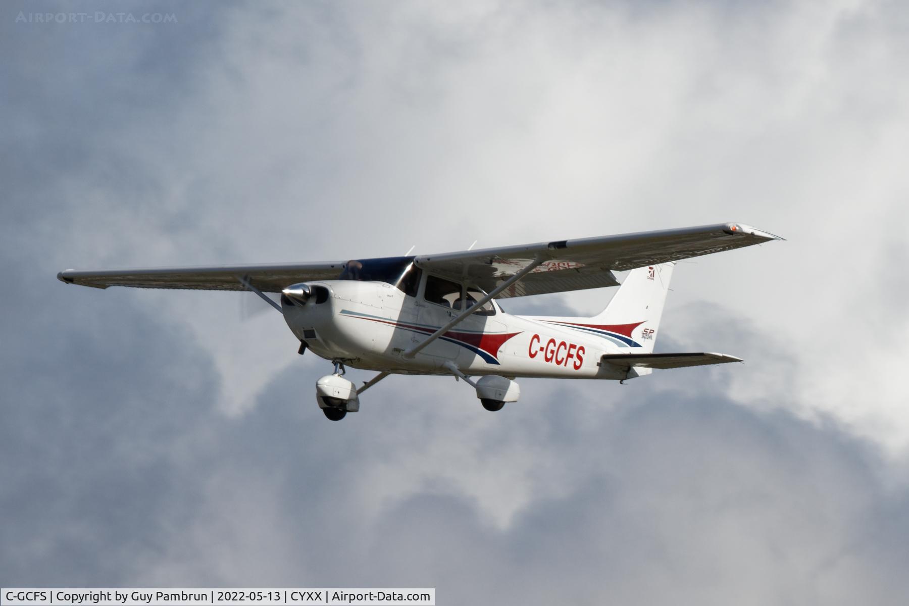 C-GCFS, 2004 Cessna 172S Skyhawk SP C/N 172S9742, Landing on 19