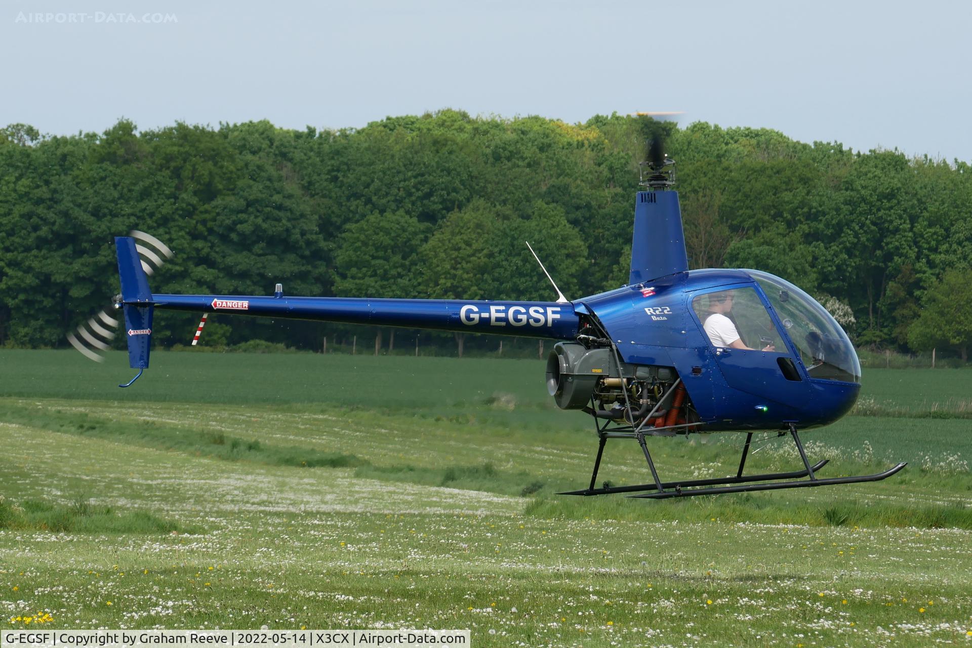 G-EGSF, 1989 Robinson R22 Beta C/N 1120, Departing from Northrepps.