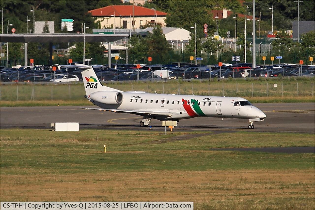 CS-TPH, 1997 Embraer EMB-145EP (ERJ-145EP) C/N 145017, Embraer EMB-145EP, Lining up rwy 14L, Toulouse-Blagnac airport (LFBO-TLS)