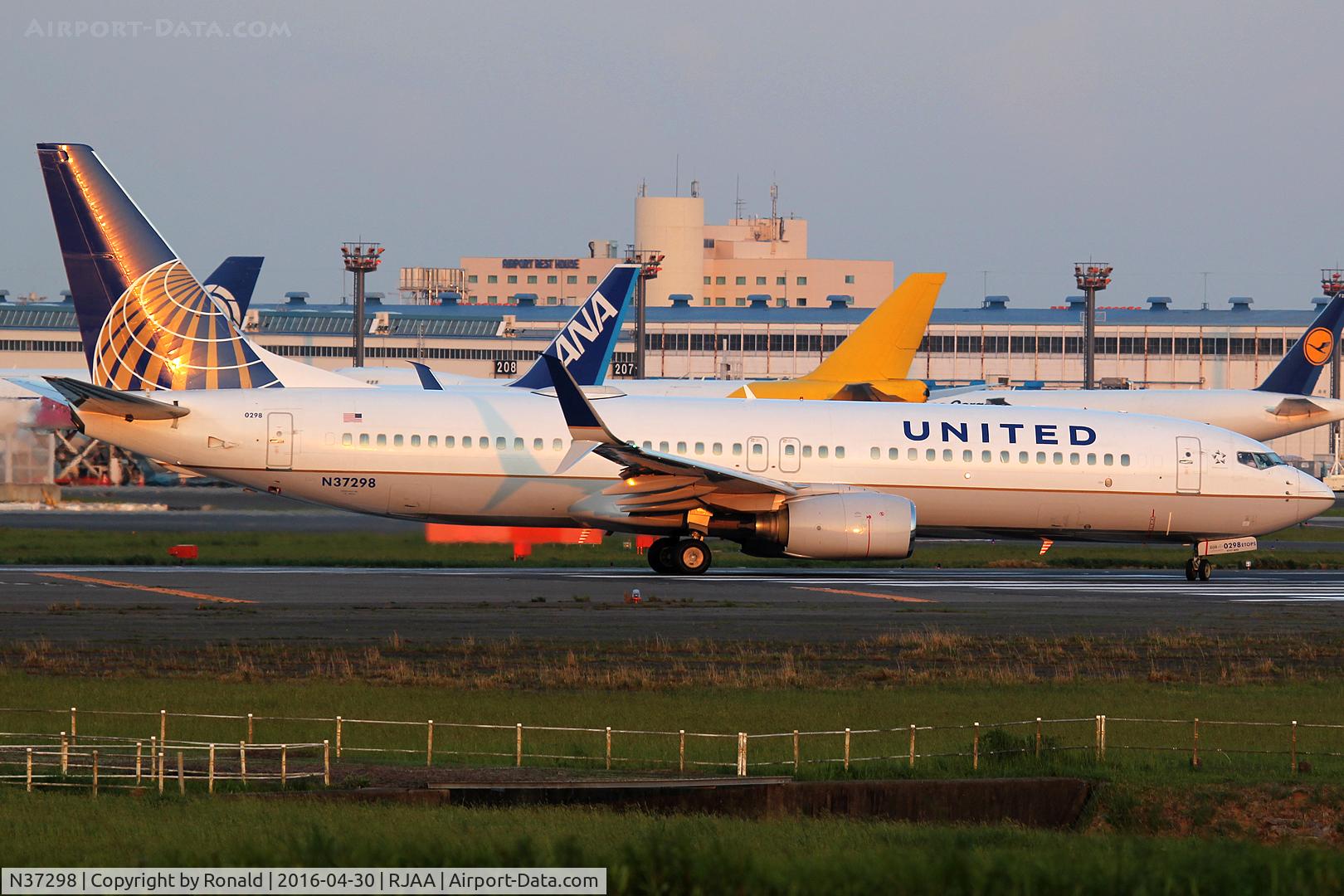 N37298, 2005 Boeing 737-824 C/N 34004, at nrt