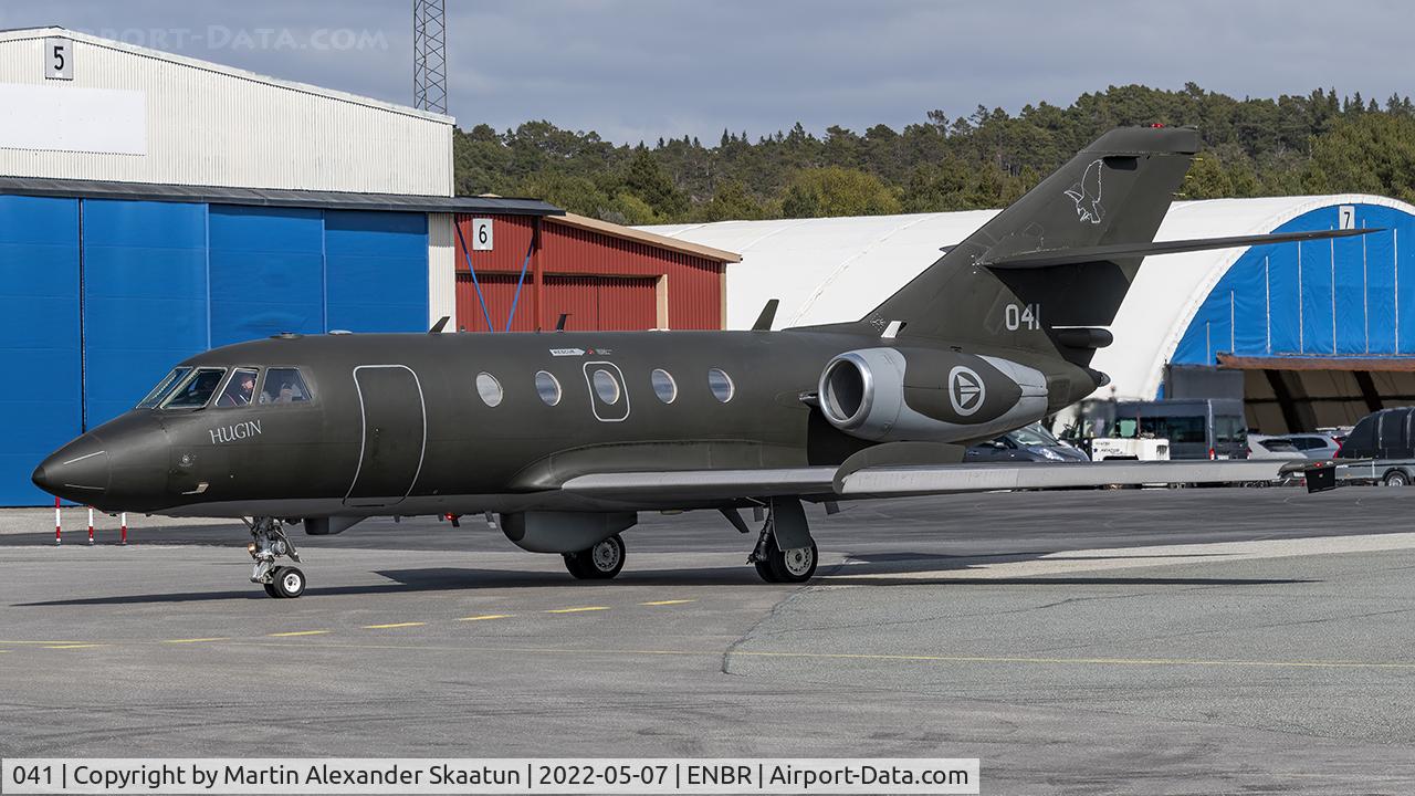 041, 1966 Dassault Falcon 20-5B/ECM C/N 041, Taxying out for departure.