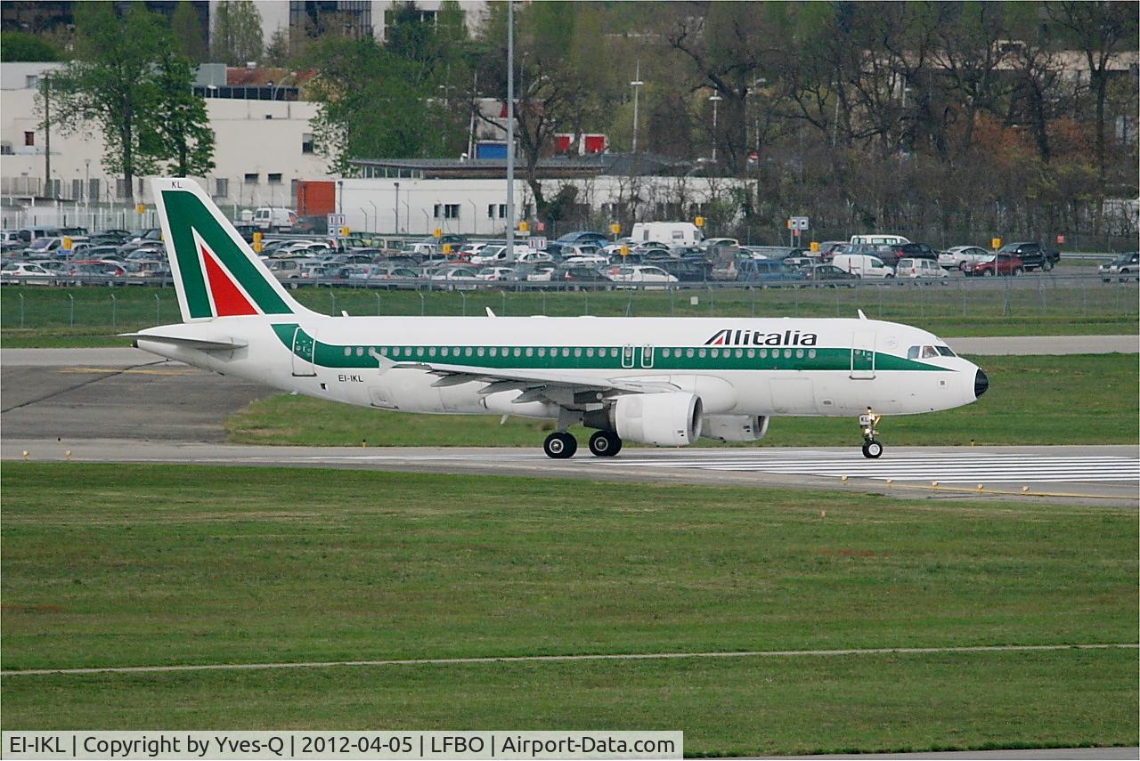 EI-IKL, 2001 Airbus A320-214 C/N 1489, Airbus A320-214,  Lining up  rwy 14L, Toulouse Blagnac Airport (LFBO-TLS)