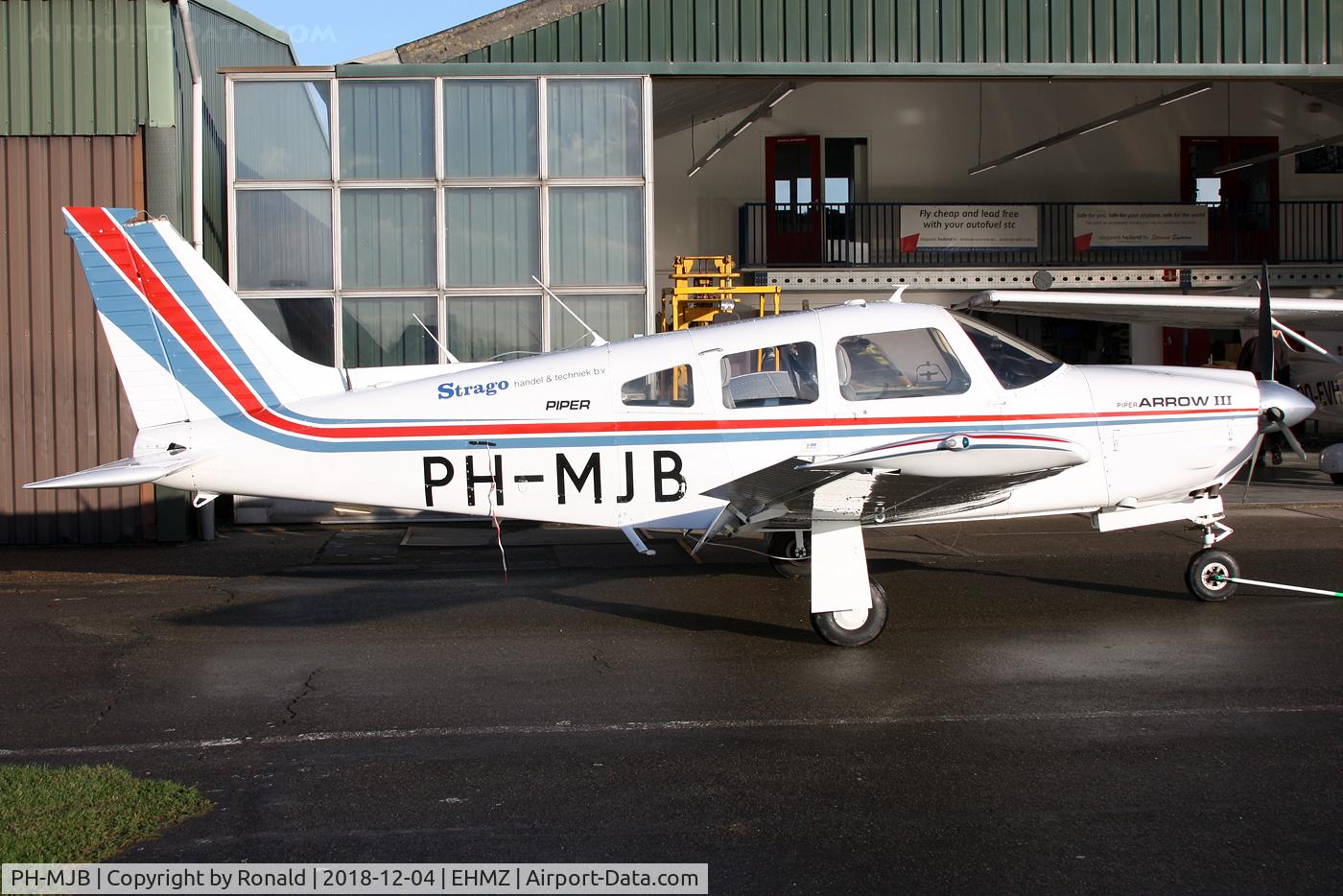 PH-MJB, Piper PA-28R-201 Cherokee Arrow III C/N 28R-7837227, at ehmz
