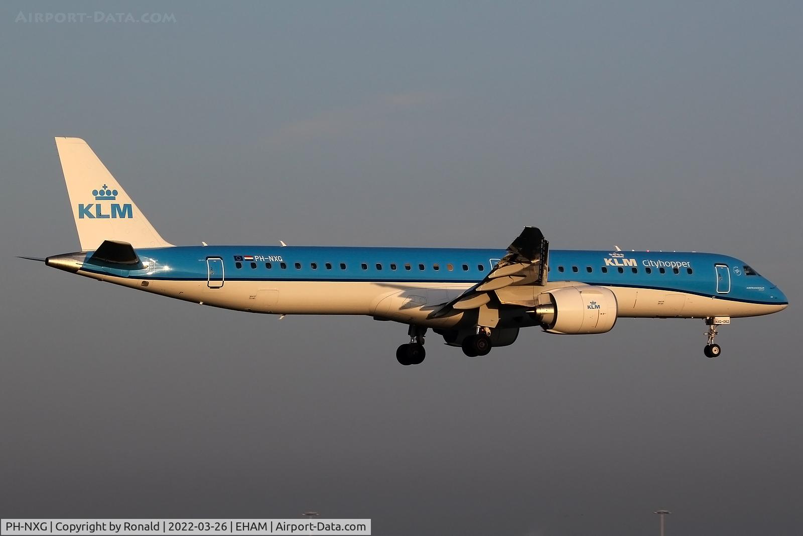 PH-NXG, 2021 Embraer E195-E2 (ERJ-190-400STD) C/N 19020062, at spl