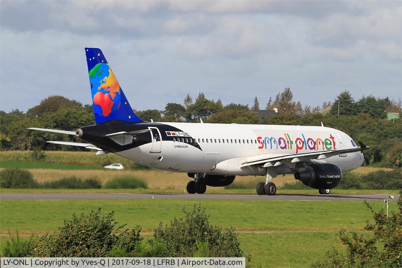LY-ONL, 2010 Airbus A320-214 C/N 4489, Airbus A320-214, Taxiing rwy 25L, Brest-Bretagne airport (LFRB-BES)