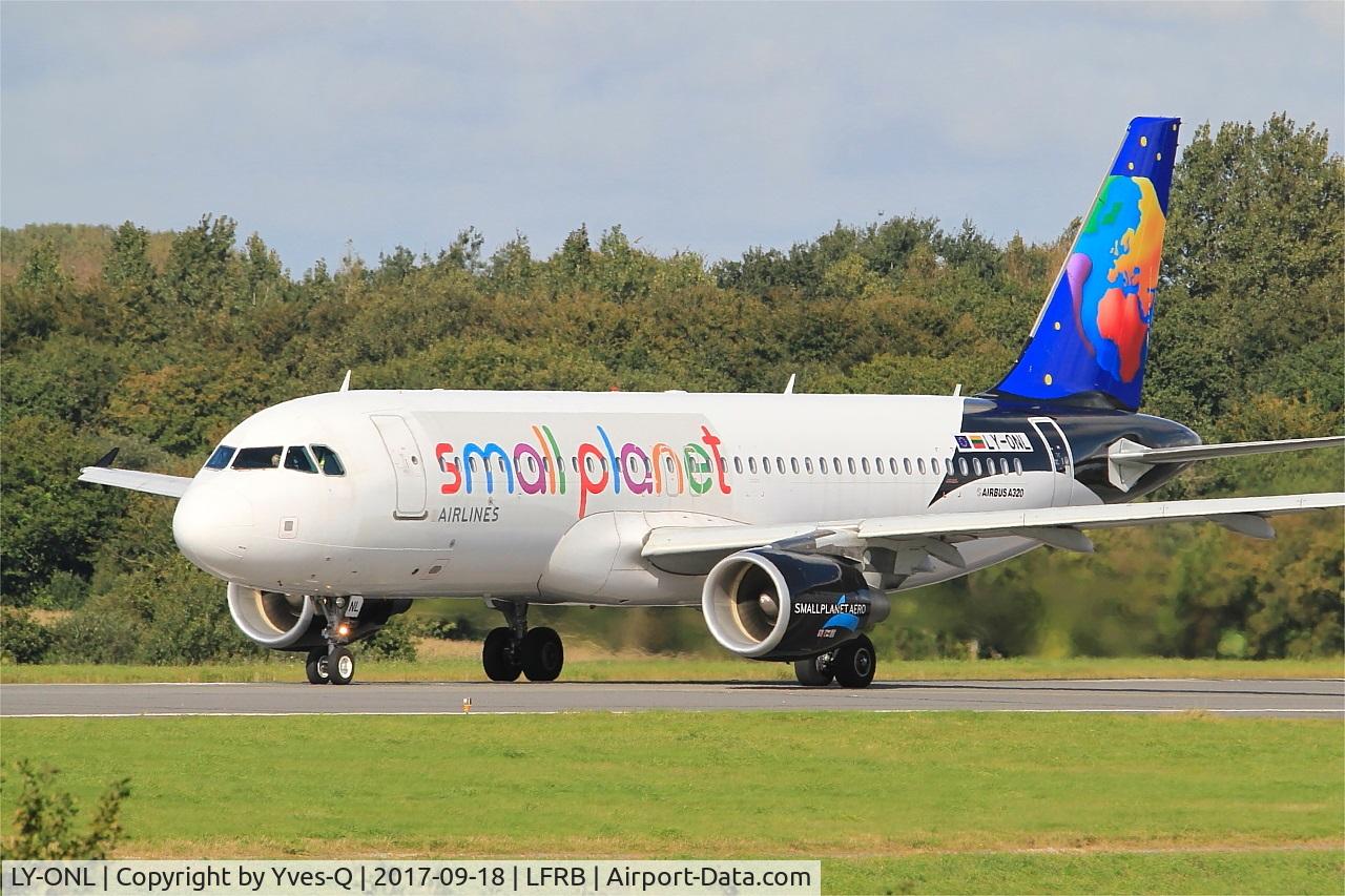 LY-ONL, 2010 Airbus A320-214 C/N 4489, Airbus A320-214, Take off run rwy 25L, Brest-Bretagne airport (LFRB-BES)