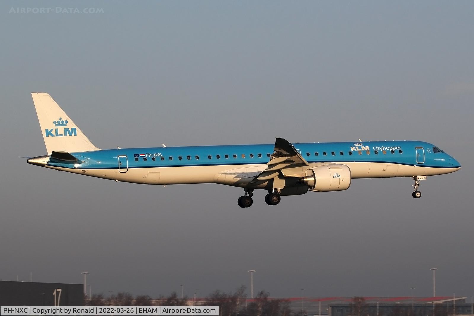 PH-NXC, 2021 Embraer E195-E2 (ERJ-190-400STD) C/N 19020051, at spl