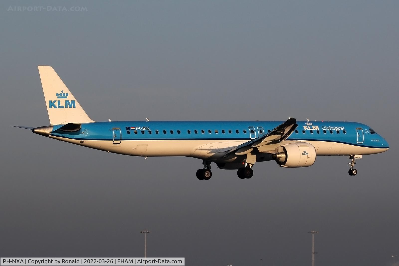 PH-NXA, 2021 Embraer E195-E2 (ERJ-190-400STD) C/N 19020045, at spl