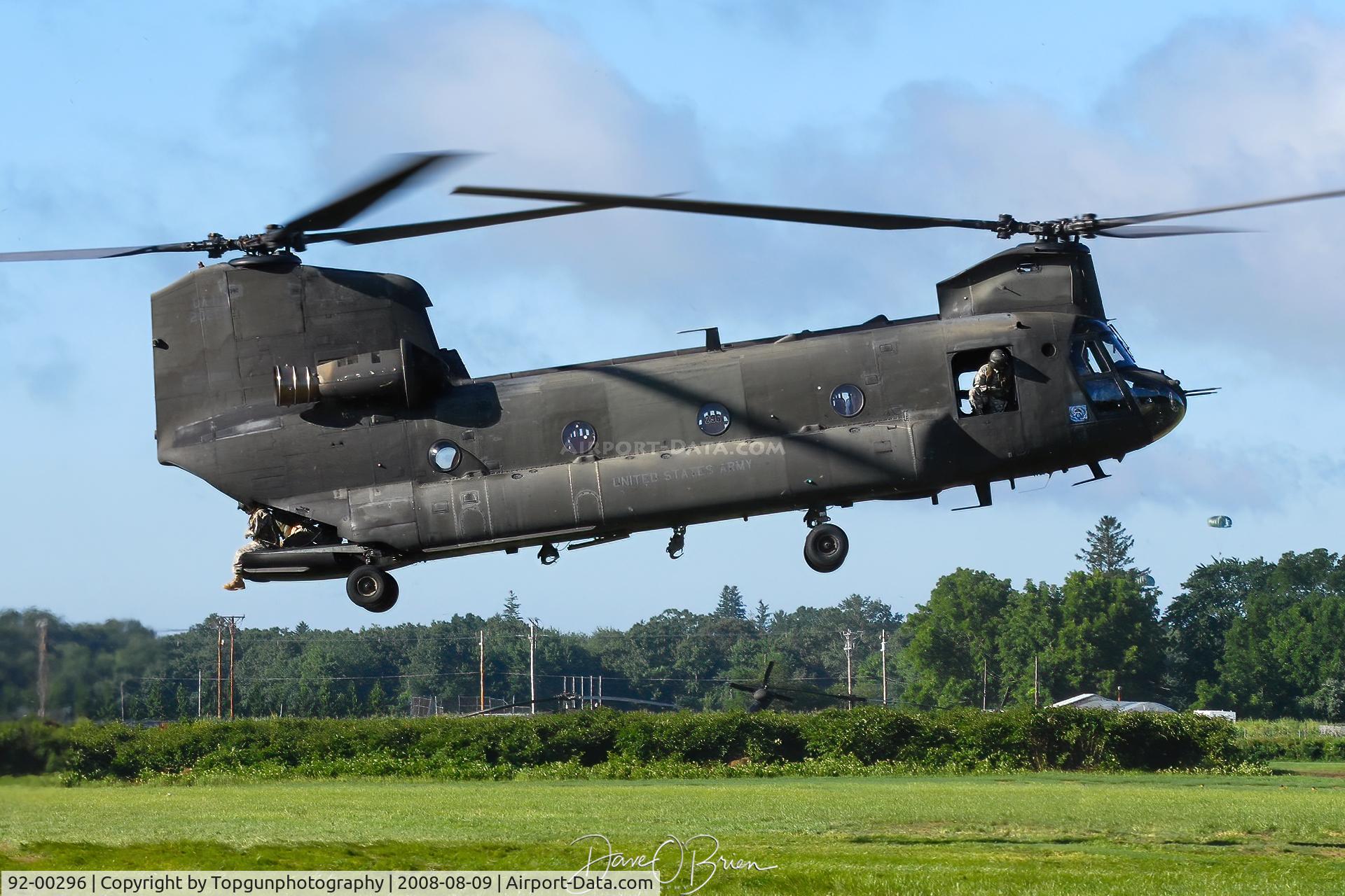 92-00296, 1993 Boeing CH-47D C/N M3437, Coming in empty to pick up more jumpers