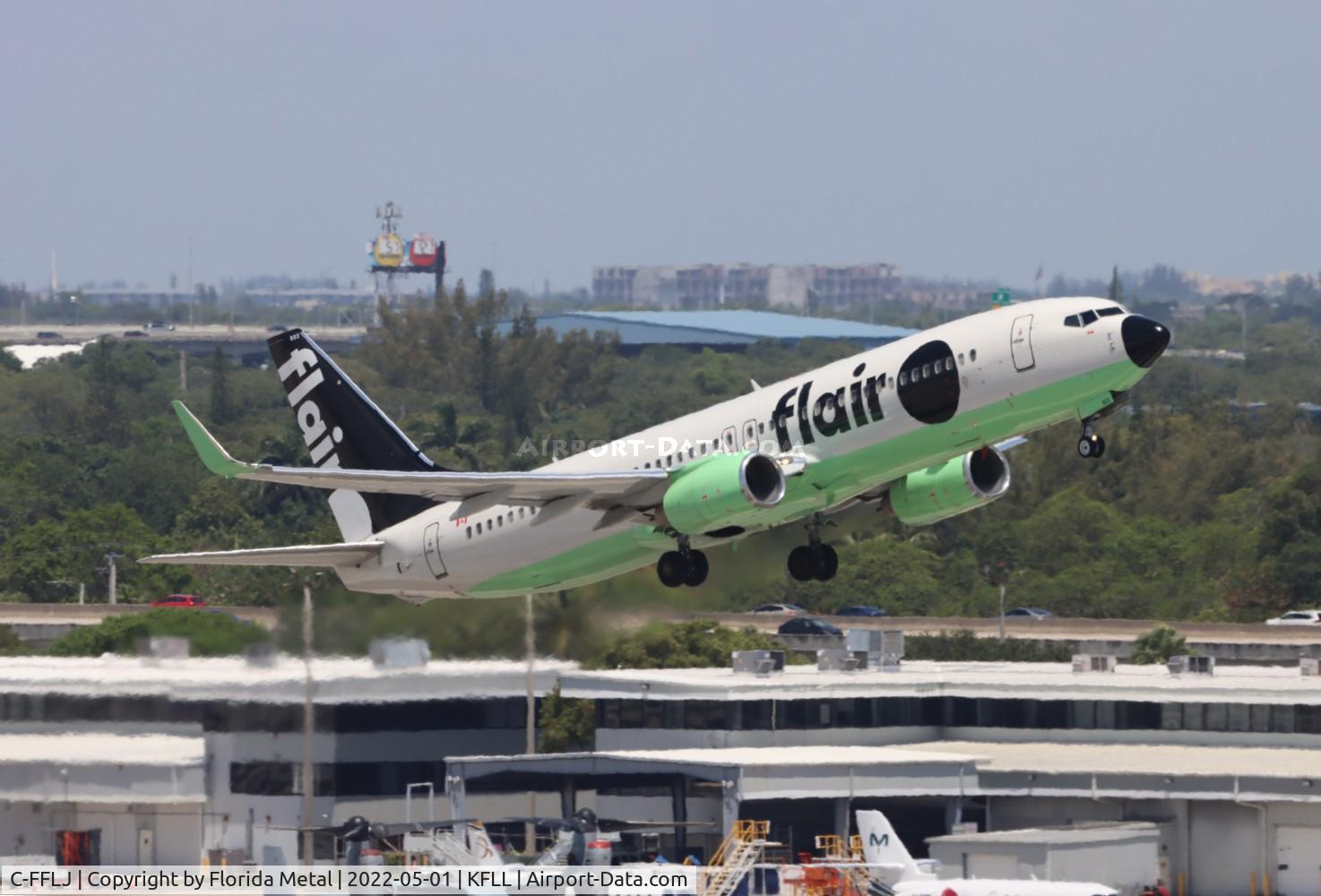 C-FFLJ, 2011 Boeing 737-86J C/N 37760, FLL 2022
