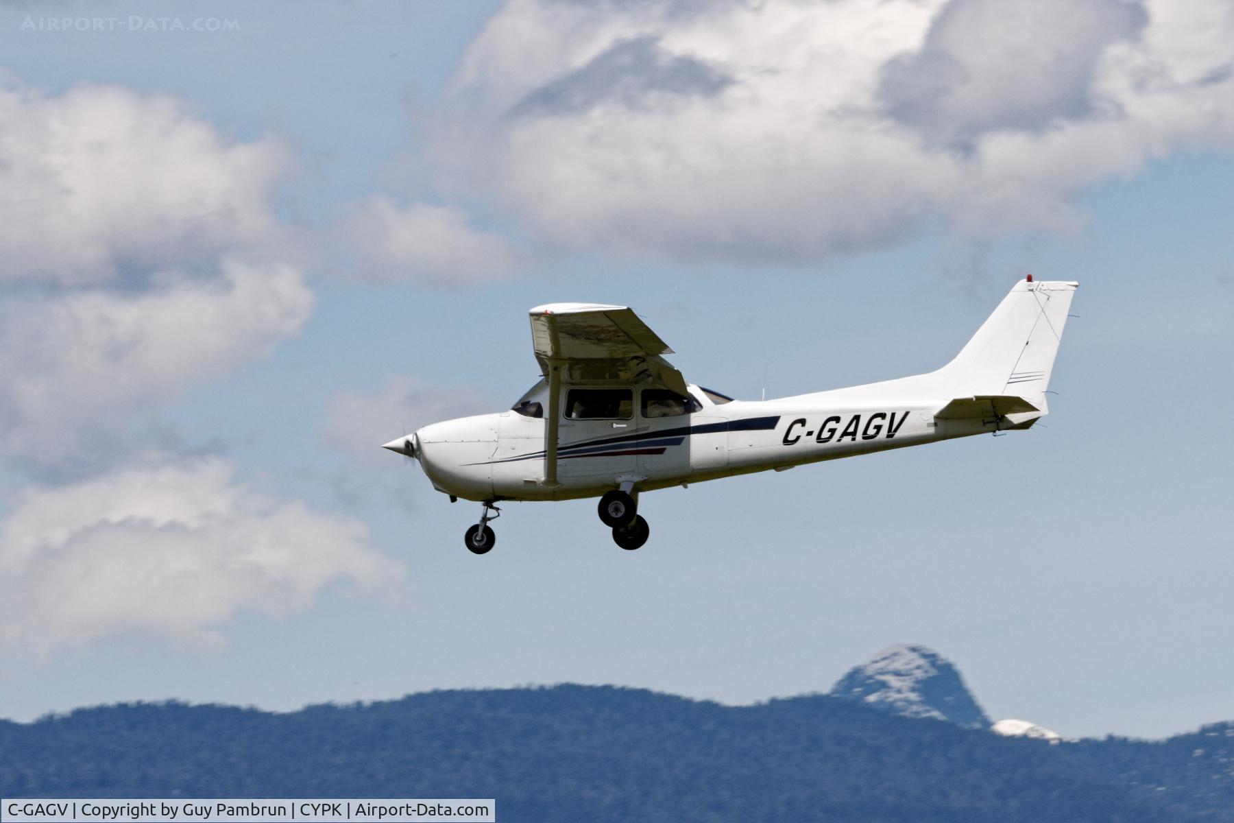 C-GAGV, 2001 Cessna 172S C/N 172S8799, Landing on 26L