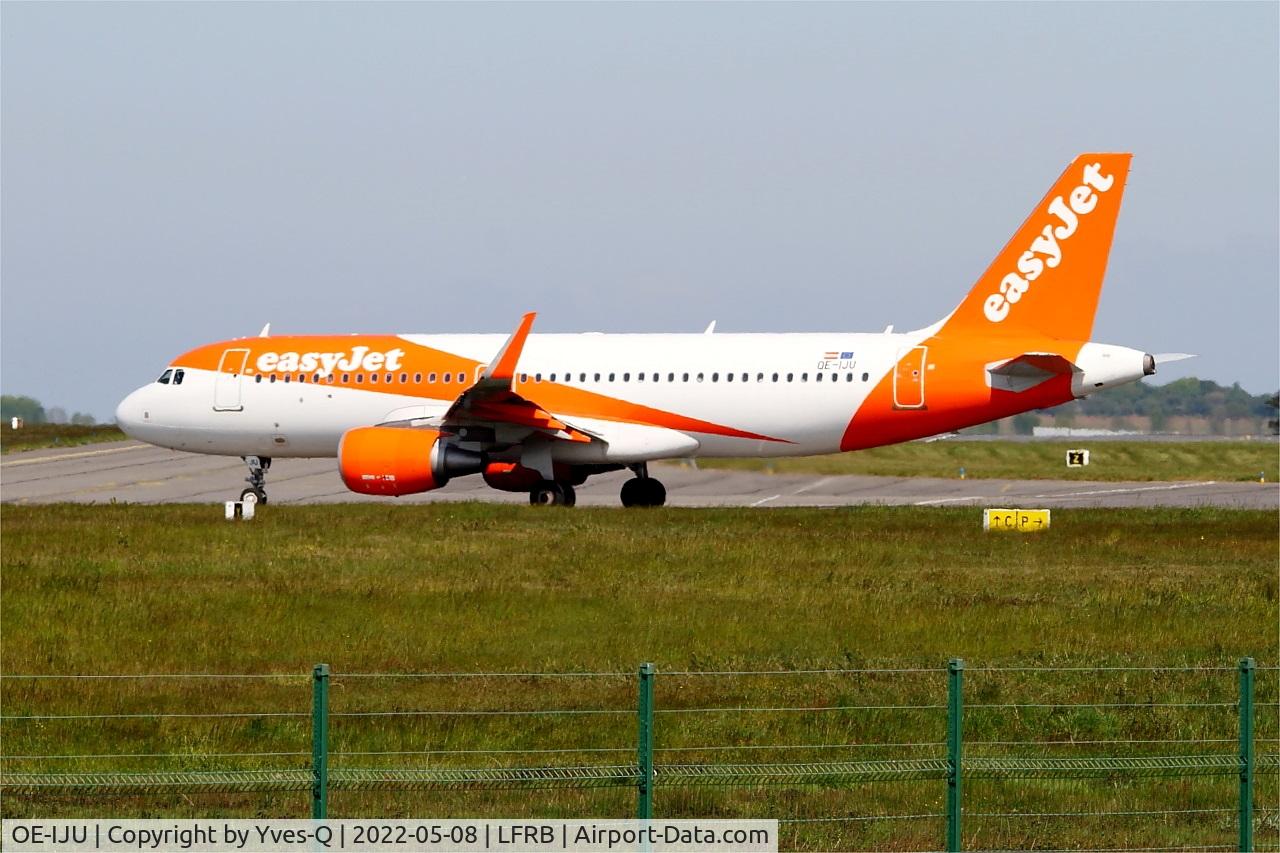 OE-IJU, 2016 Airbus A320-214 C/N 7460, Airbus A320-214, Taxiing to Charlie exit, Brest-Bretagne Airport (LFRB-BES)