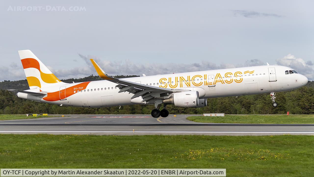 OY-TCF, 2014 Airbus A321-211 C/N 6351, Landing rwy. 17.