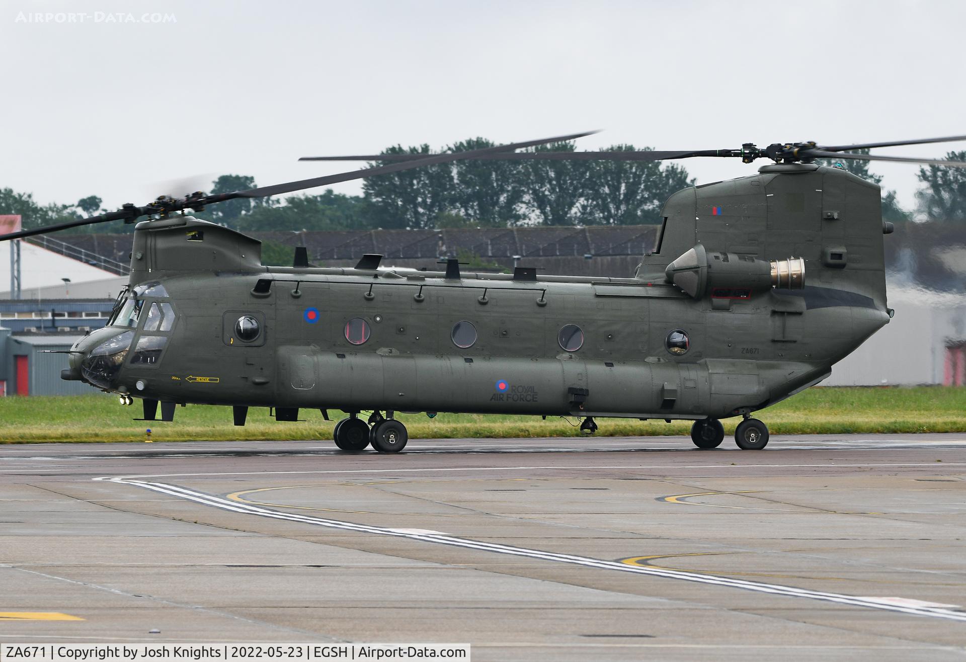 ZA671, 1980 Boeing Vertol Chinook HC.2 C/N M/A002/B-815/M7007, Departing Norwich.