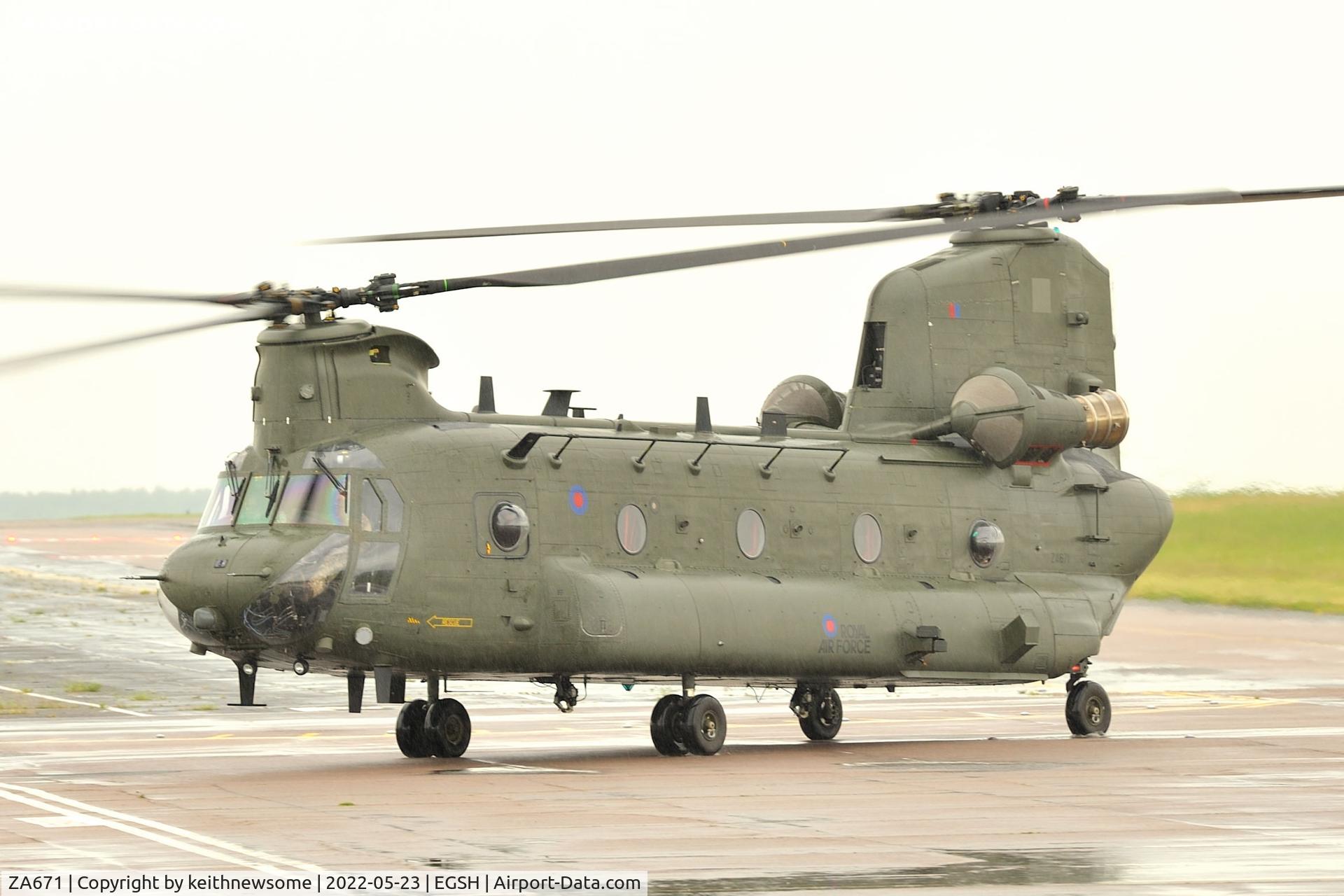 ZA671, 1980 Boeing Vertol Chinook HC.2 C/N M/A002/B-815/M7007, Arriving at Norwich for fuel.