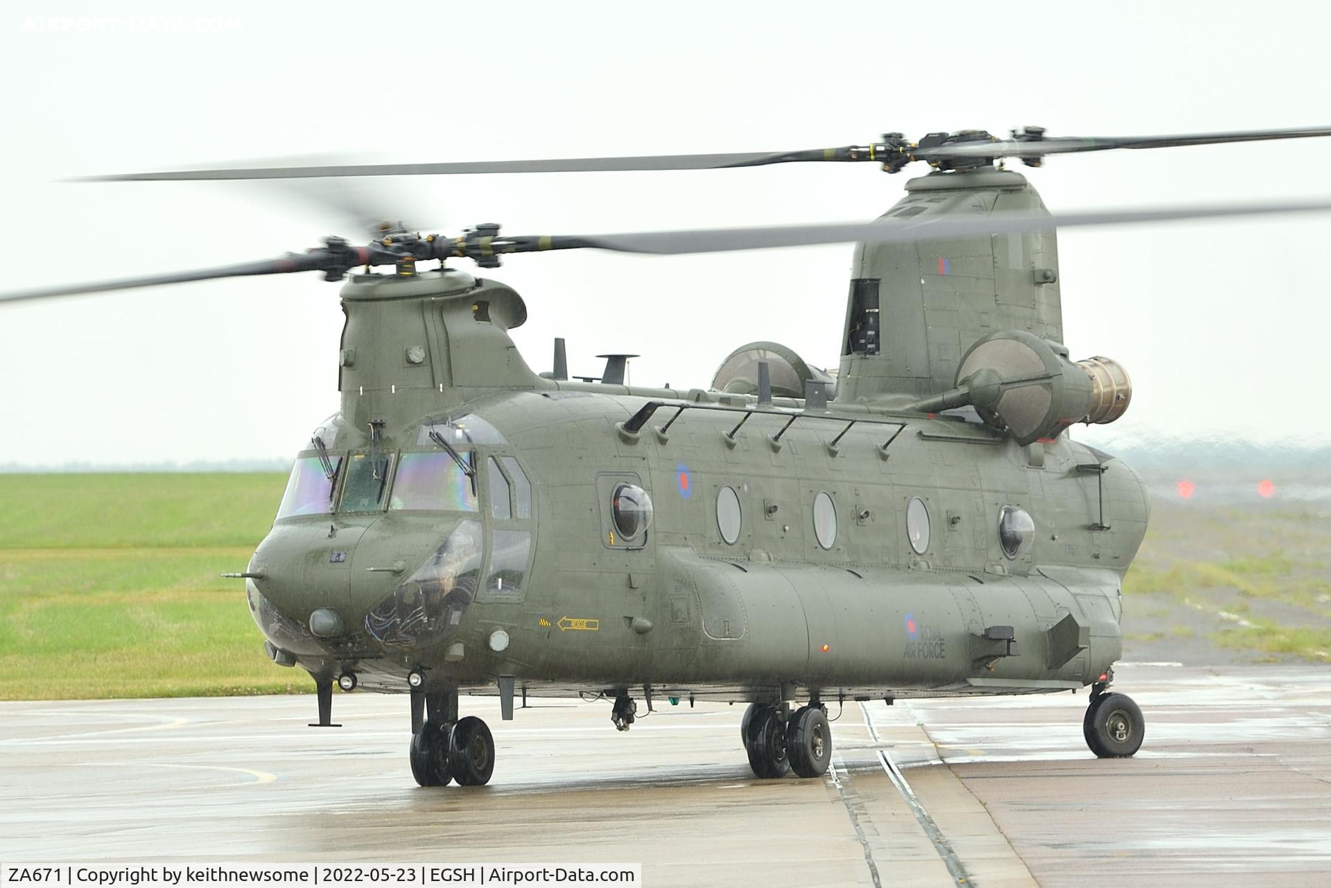 ZA671, 1980 Boeing Vertol Chinook HC.2 C/N M/A002/B-815/M7007, Arriving at Norwich for fuel.