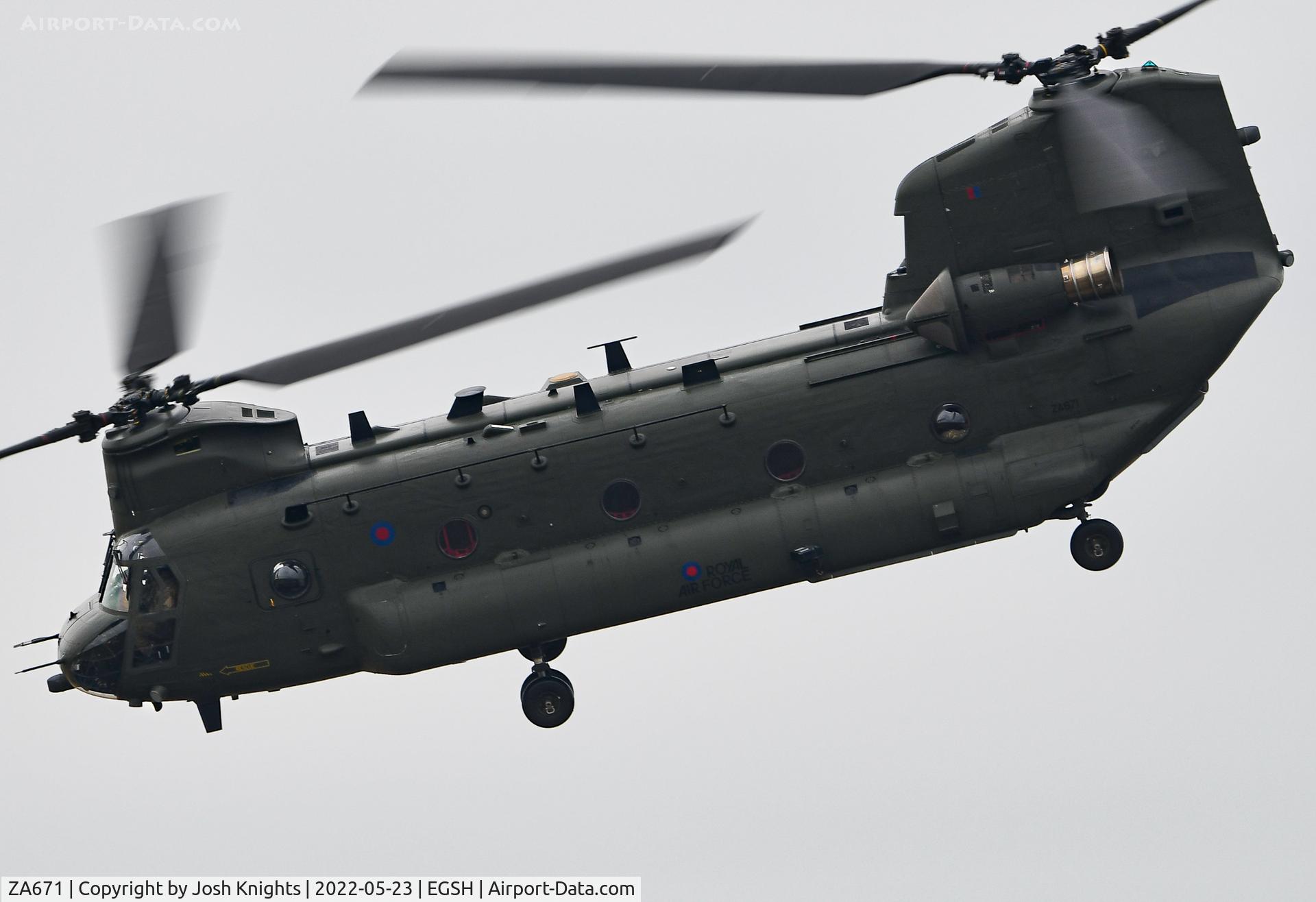 ZA671, 1980 Boeing Vertol Chinook HC.2 C/N M/A002/B-815/M7007, Departing Norwich.