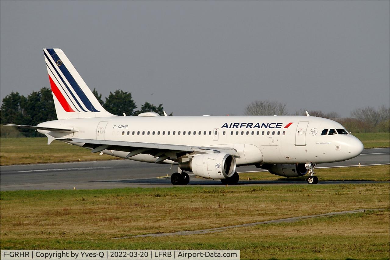 F-GRHR, 2001 Airbus A319-111 C/N 1415, Airbus A319-111, Taxiing to boarding ramp, Brest-Bretagne airport (LFRB-BES)