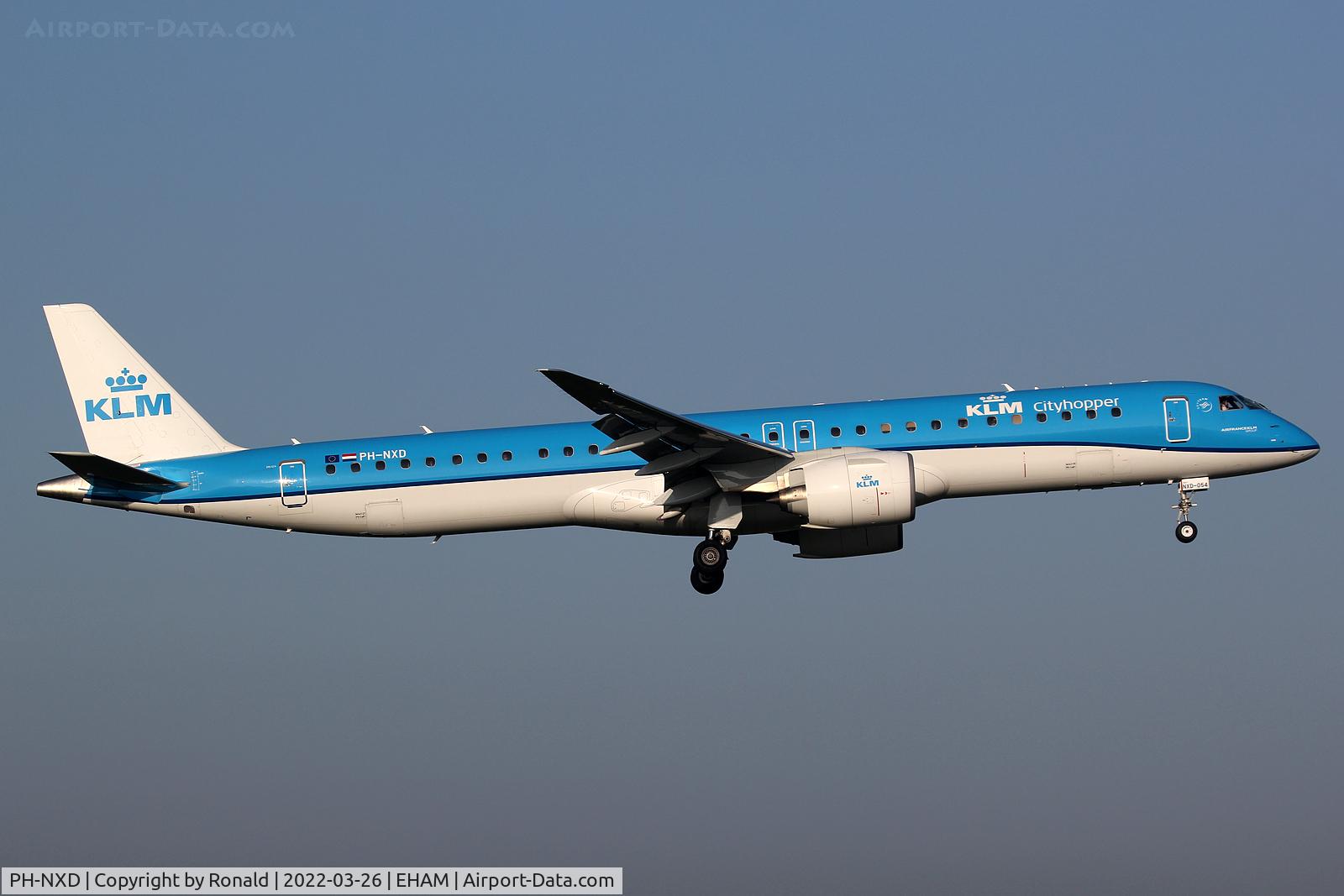 PH-NXD, 2021 Embraer E195-E2 (ERJ-190-400STD) C/N 19020054, at spl