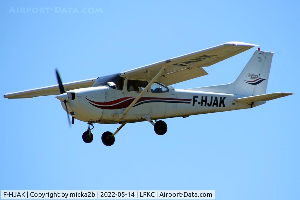 F-HJAK, 1999 Cessna 172S Skyhawk SP C/N 172S8258, Landing