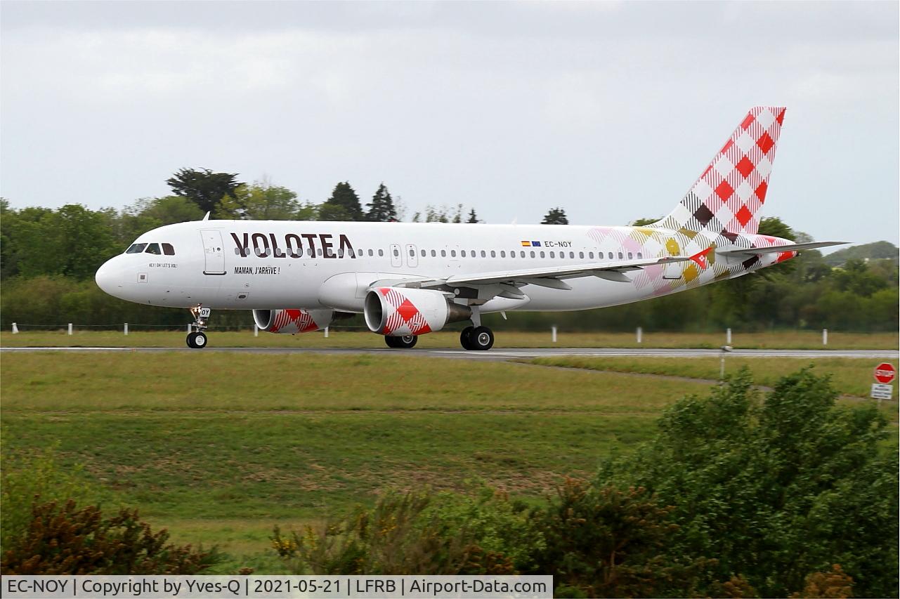 EC-NOY, 2005 Airbus A320-214 C/N 2633, Airbus 320-214, Take off run rwy 25L, Brest-Bretagne airport (LFRB-BES)