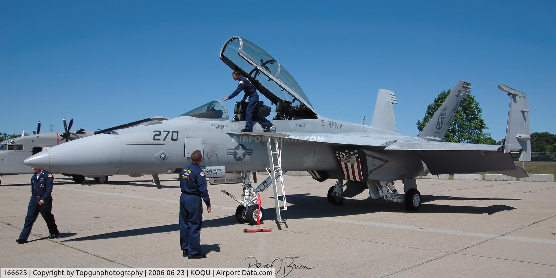 166623, Boeing F/A-18F Super Hornet C/N F116, Ground Crew prepping the SH Demo