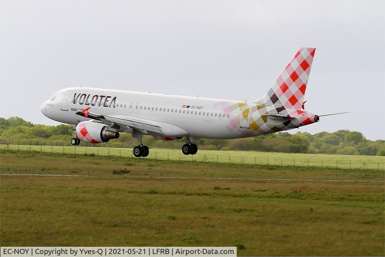 EC-NOY, 2005 Airbus A320-214 C/N 2633, Airbus 320-214, Landing rwy 25L, Brest-Bretagne airport (LFRB-BES)