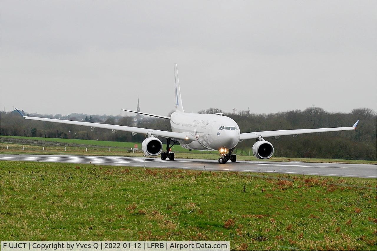 F-UJCT, 2015 Airbus A330-243 C/N 1657, Airbus A330-200, Lining up rwy 07R, Brest-Bretagne airport (LFRB-BES)