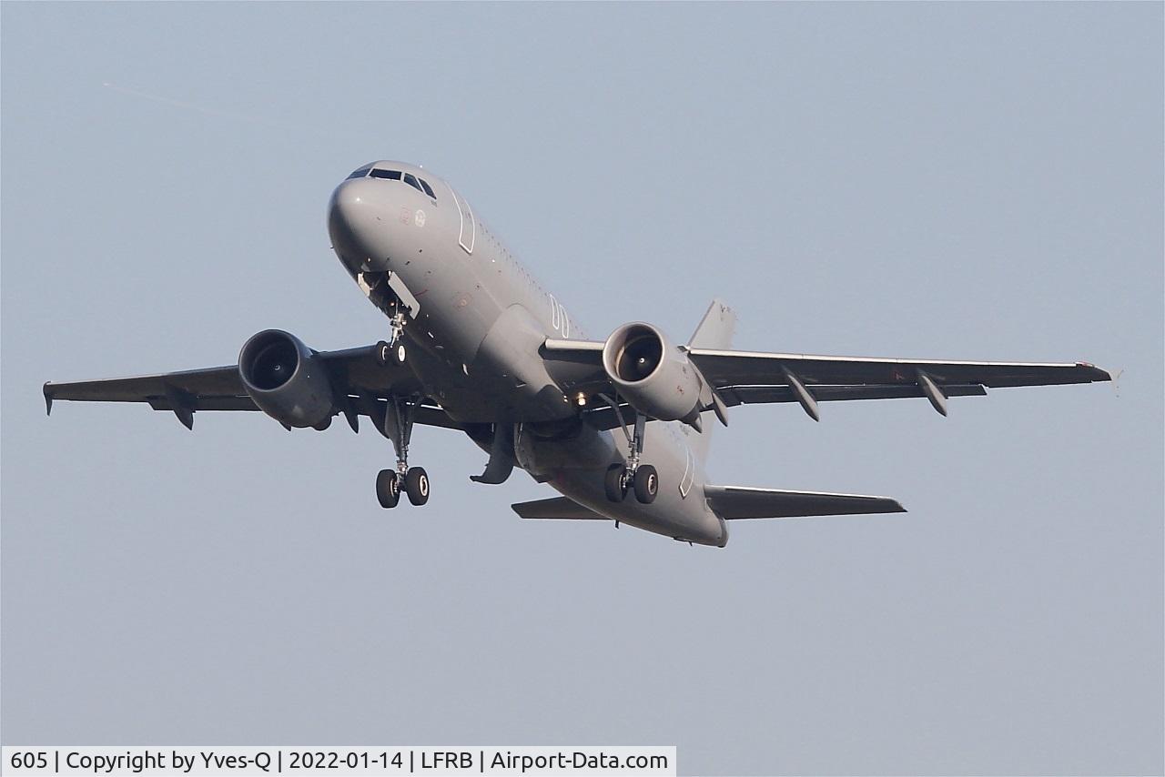 605, 2009 Airbus A319-112 C/N 3865, Airbus A319-112, Take off rwy 25L, Brest-Bretagne airport (LFRB-BES)