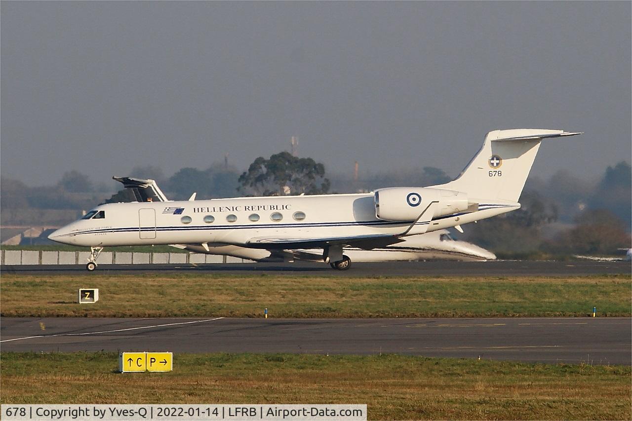 678, 2003 Gulfstream Aerospace G-V Gulfstream V C/N 678, Gulfstream Aerospace G-V Gulfstream V, Parked, Brest-Bretagne airport (LFRB-BES)