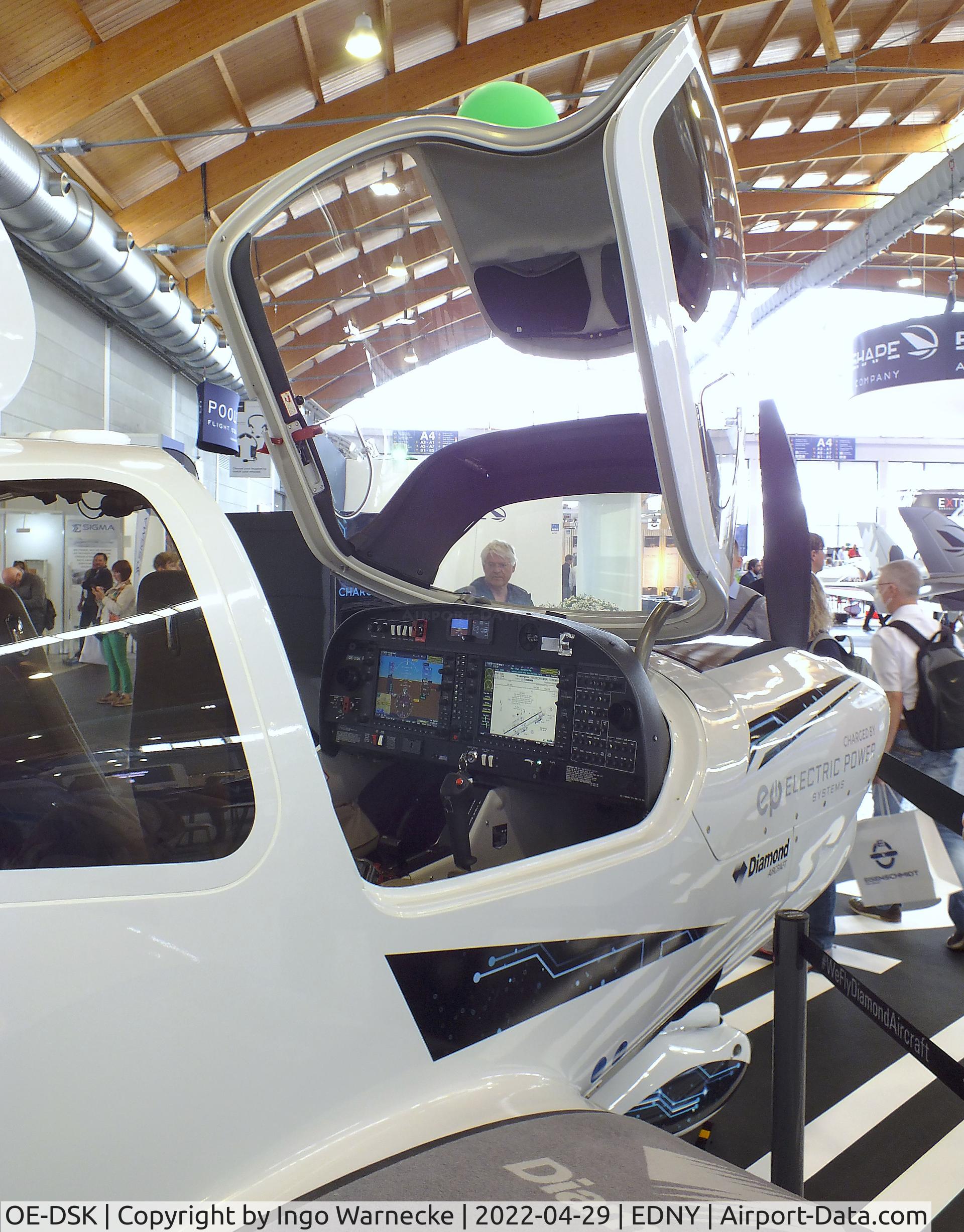 OE-DSK, Diamond eDA-40 C/N 40.N548, Diamond eDA40 prototype with electric motor at the AERO 2022, Friedrichshafen  #c