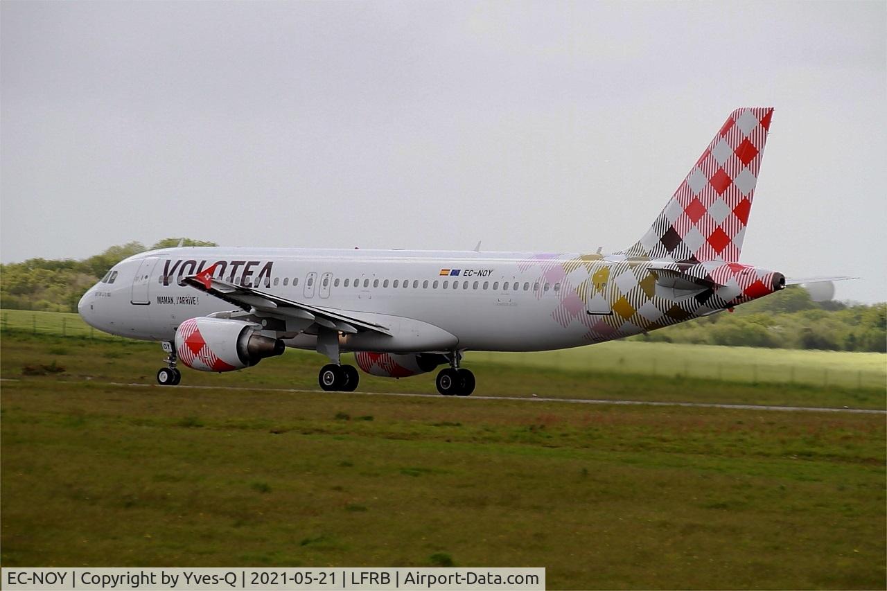 EC-NOY, 2005 Airbus A320-214 C/N 2633, Airbus 320-214, Take off run rwy 25L, Brest-Bretagne airport (LFRB-BES)