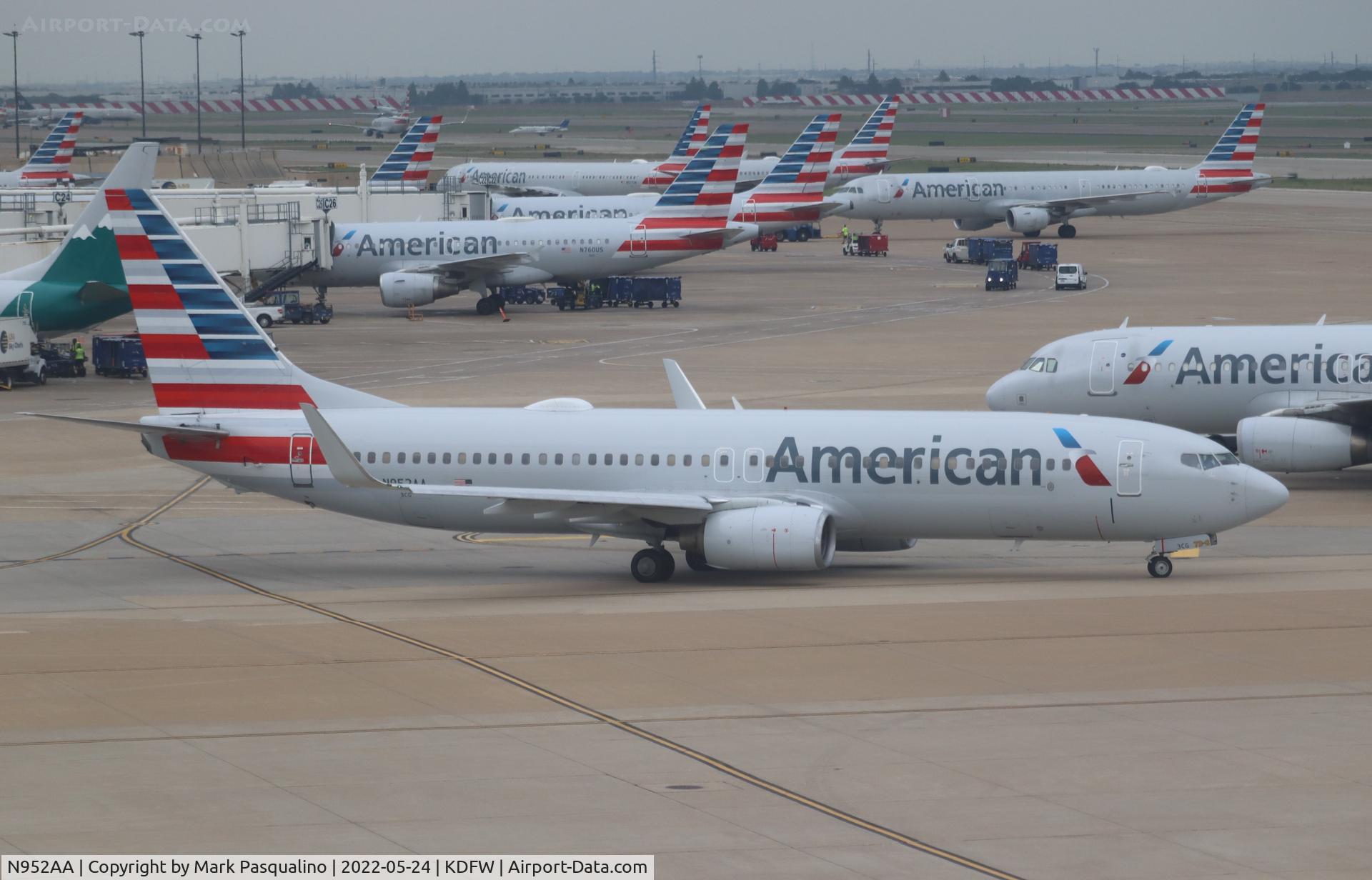 N952AA, 2000 Boeing 737-823 C/N 30088, Boeing 737-823