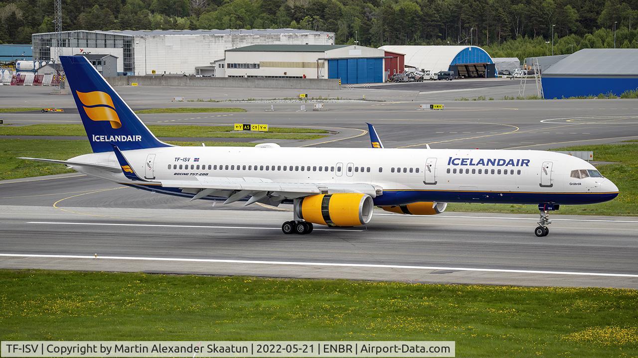 TF-ISV, 1999 Boeing 757-256 C/N 26247, Landing rwy. 17.