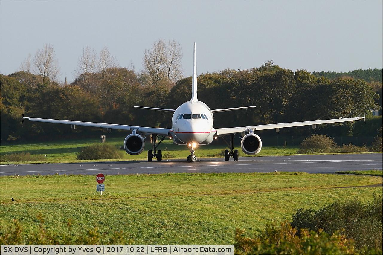 SX-DVS, 2008 Airbus A320-232 C/N 3709, Airbus A320-232, Lining up rwy 07R, Brest-Bretagne airport (LFRB-BES)