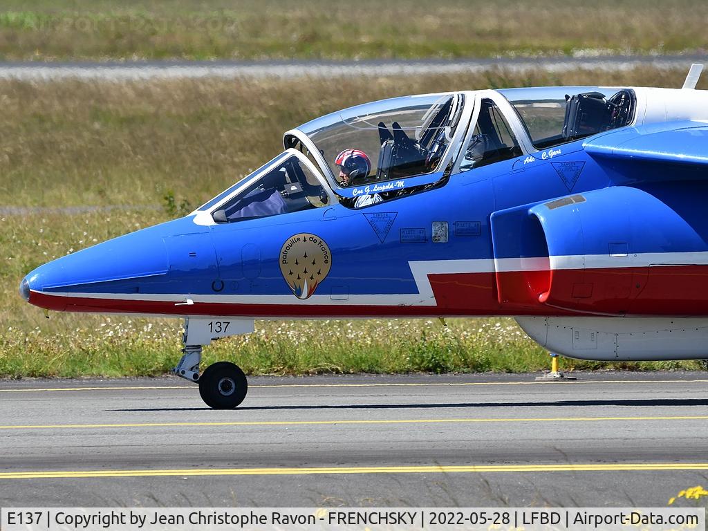 E137, Dassault-Dornier Alpha Jet E C/N E137, Patrouille de France, Capitaine
Grégory LÉOPOLD-METZGER
38 ans
2 800 heures de vol
3e
 année à la PAF
Pilote de Mirage 2000 N et Rafale, mécanicien Adjudat chef Garé