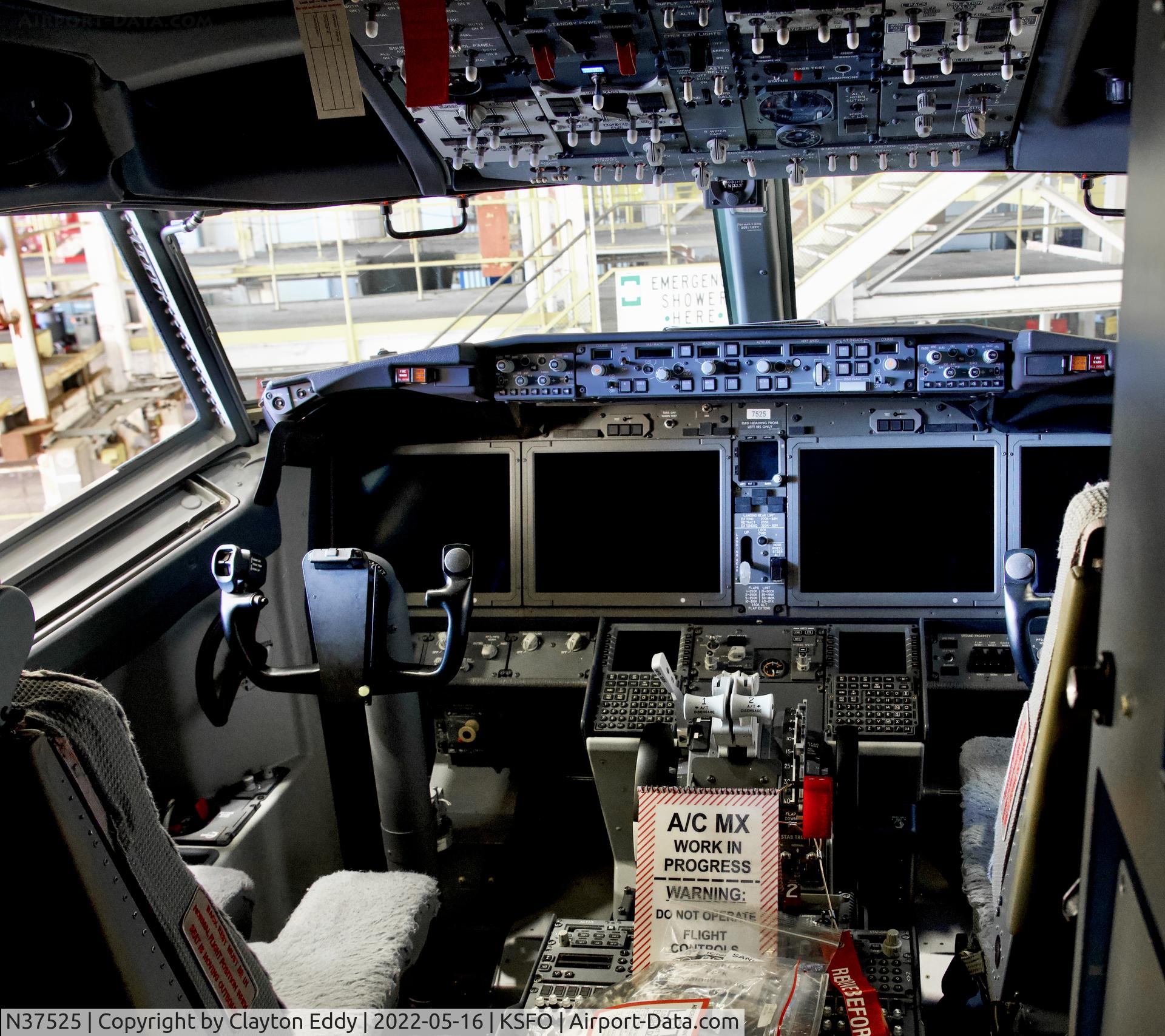 N37525, 2019 Boeing 737-9 MAX C/N 64500, Lightdeck. SFO 2022.