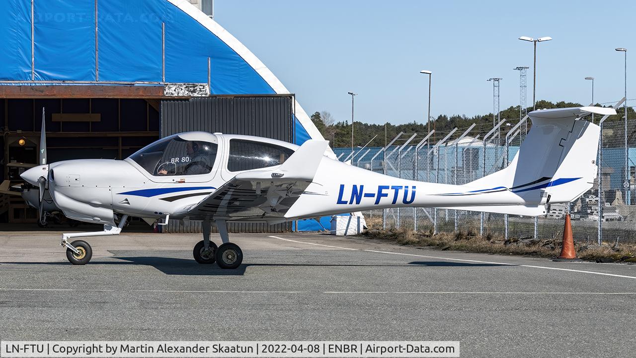 LN-FTU, 2017 Diamond DA-40NG Diamond Star C/N 40.NC004, Parked outside the hangar.