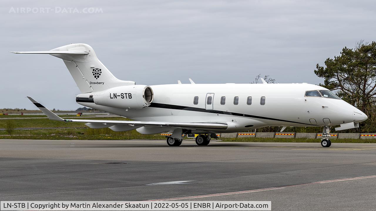LN-STB, 2016 Bombardier Challenger 350 (BD-100-1A10) C/N 20639, Taxying to parking.