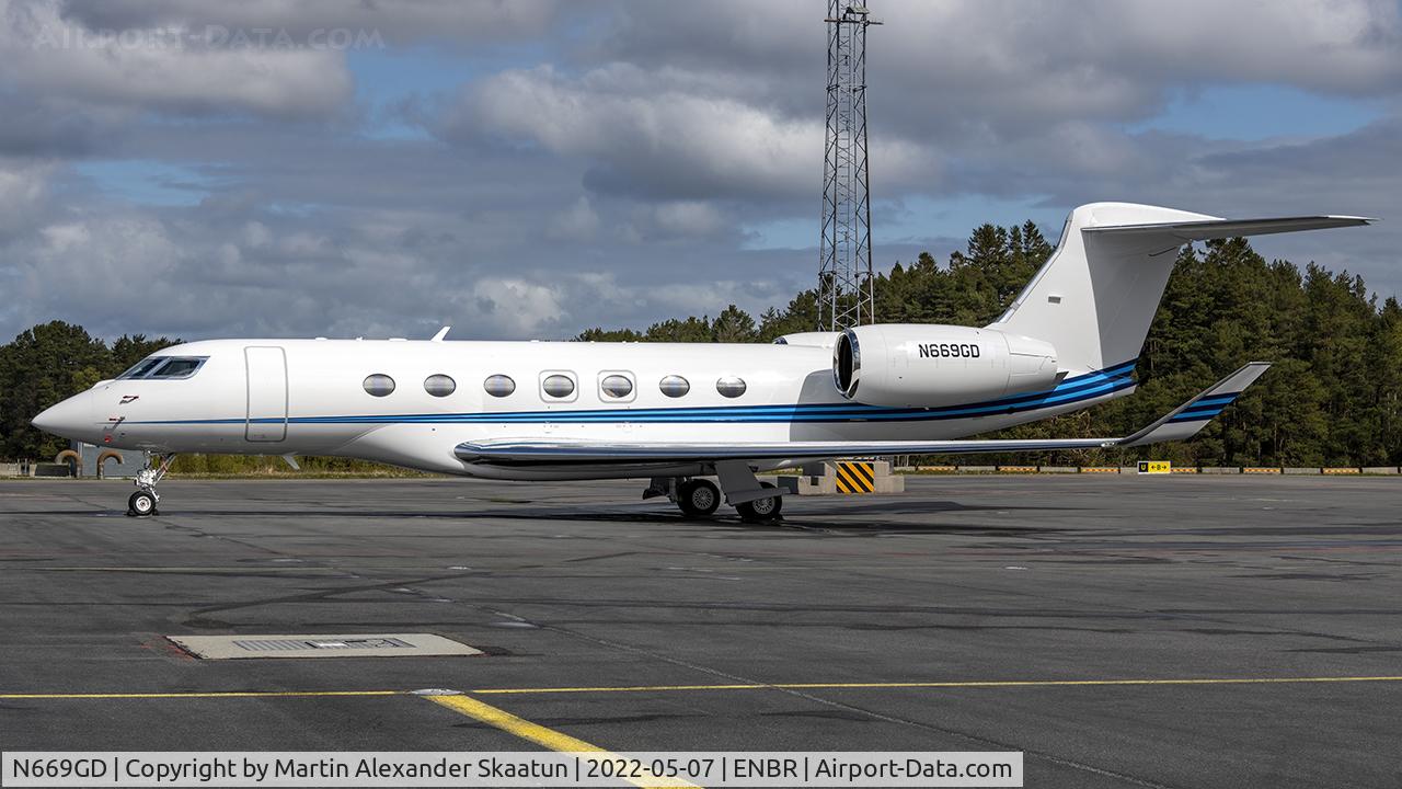 N669GD, 2021 Gulfstream Aerospace GVII-G600 C/N 73069, Parked at the de-ice stand.